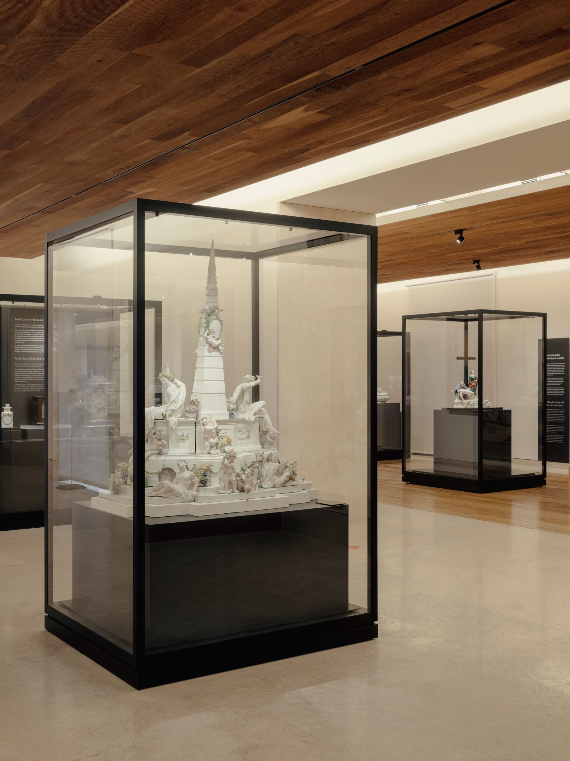 Vitrina con piezas cerámicas en el Museo de Historia de Madrid