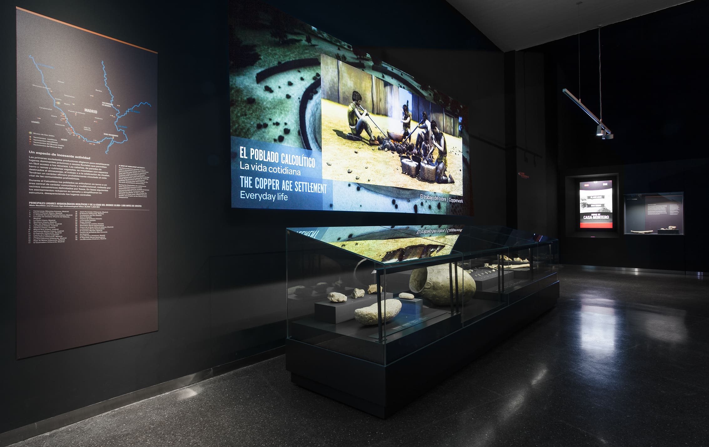 Vitrina expositora con piezas arqueológicas de uso cotidiano