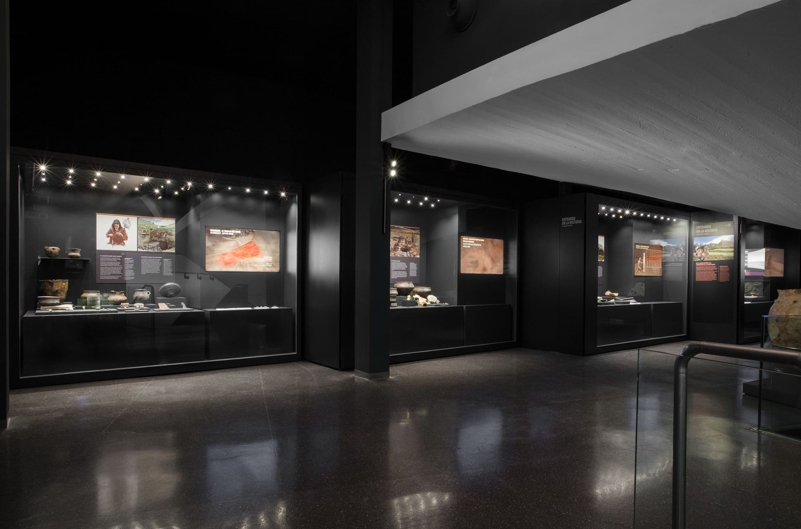 Vitrinas expositoras en sala del Museo de San Isidro