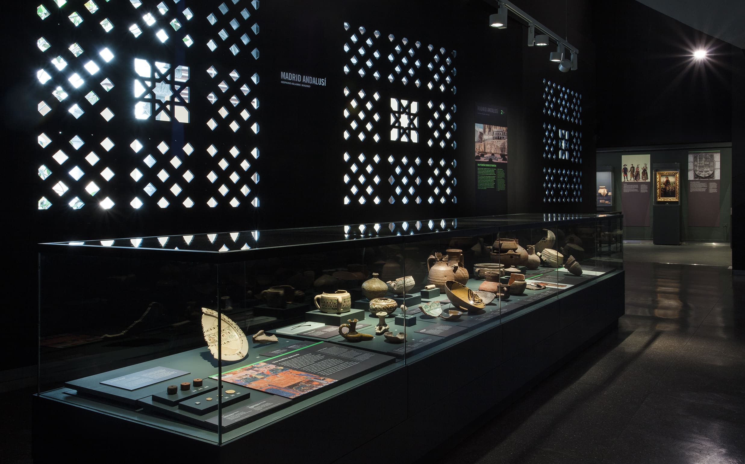 Vitrinas expositoras y celosías en el Museo de San Isidro