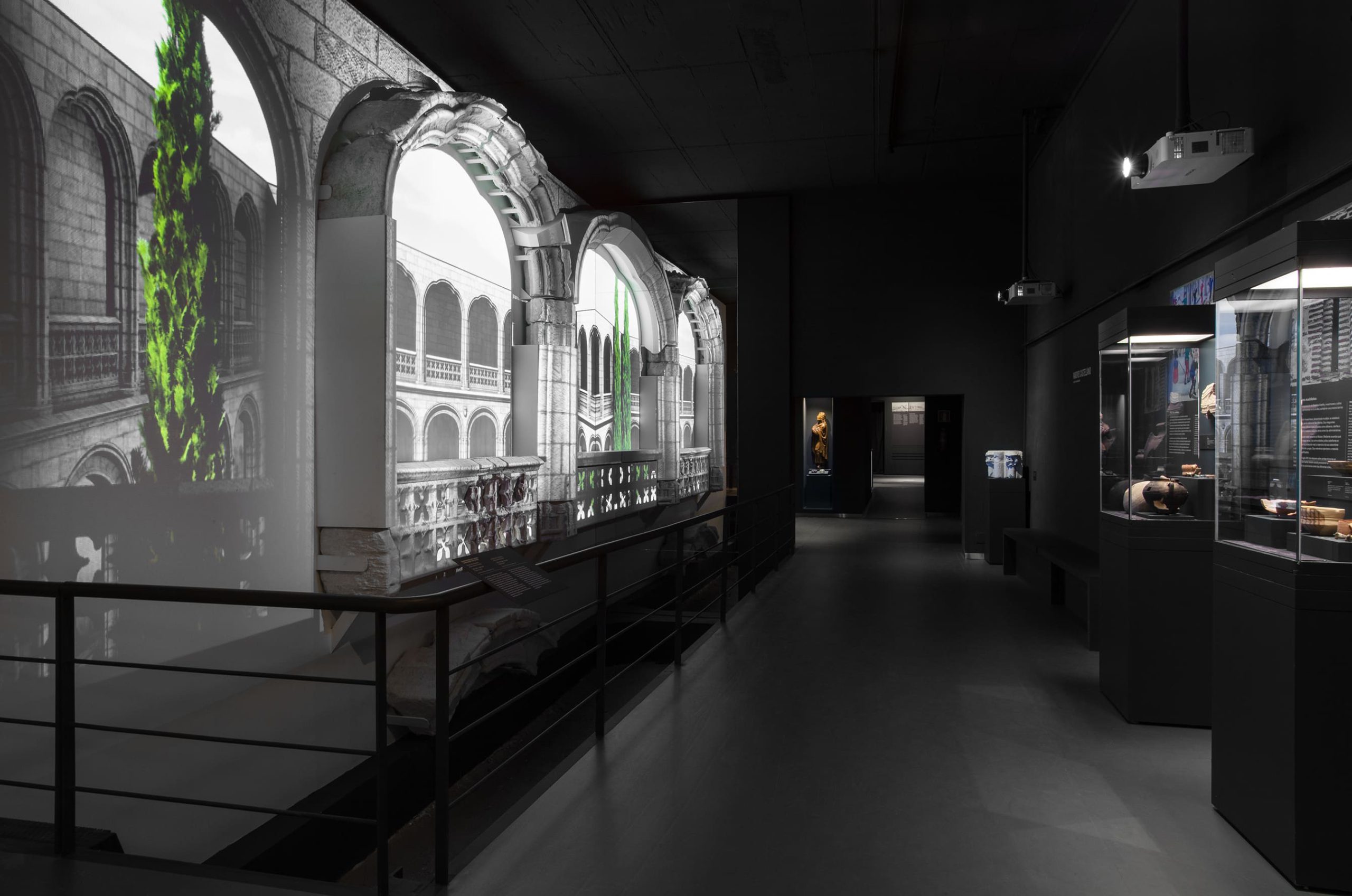 Vitrinas expositoras y video mapping exposicion Los origenes de Madrid