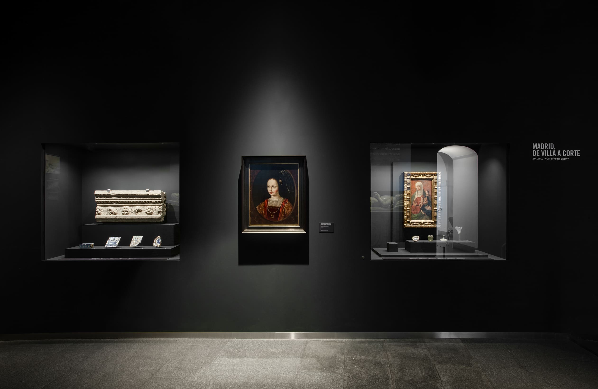 Pieza pictórica y vitrinas con elementos arquitéctónicos y decorativos