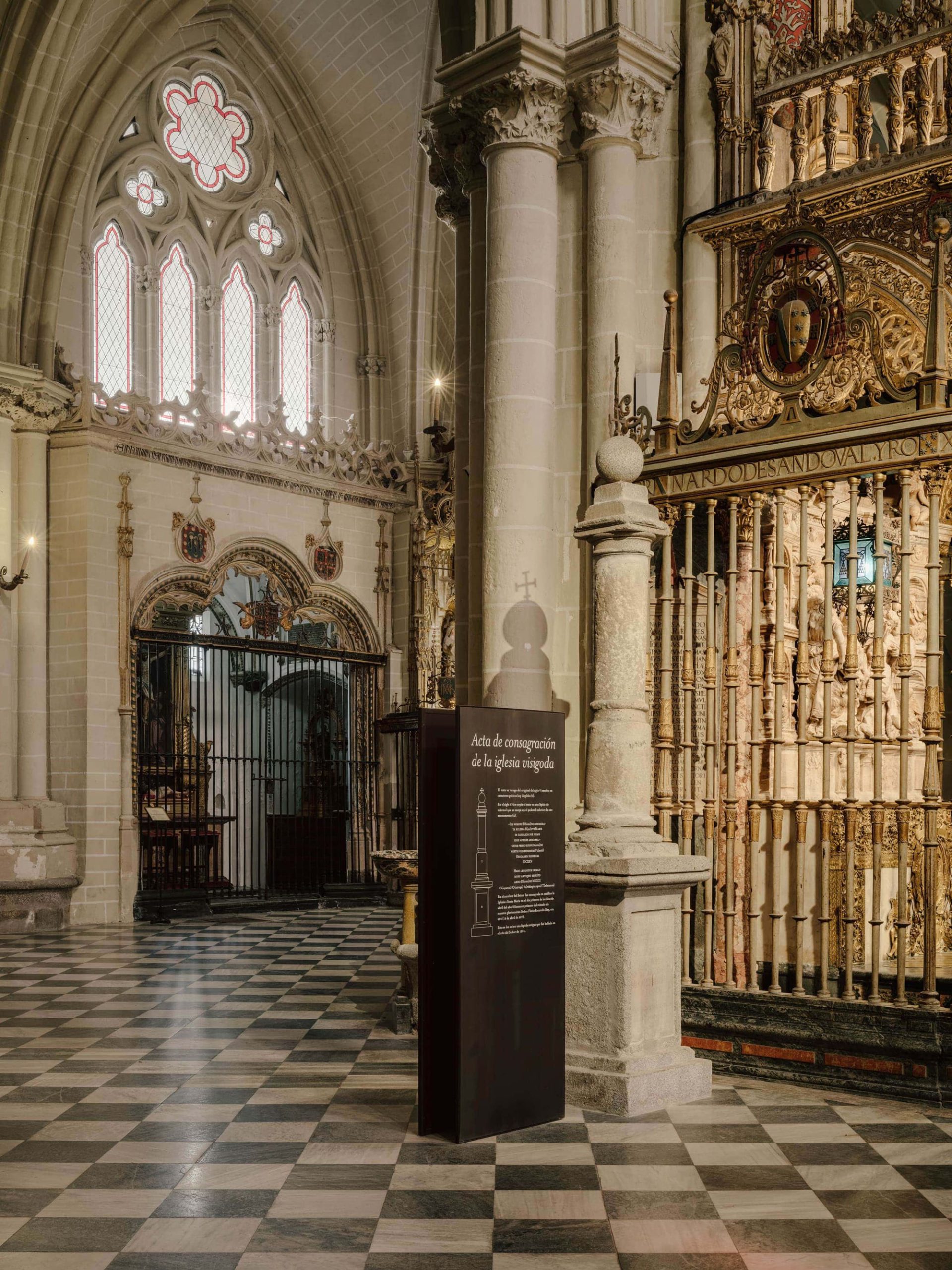 Panel expositivo en la Catedral Primada de Toledo
