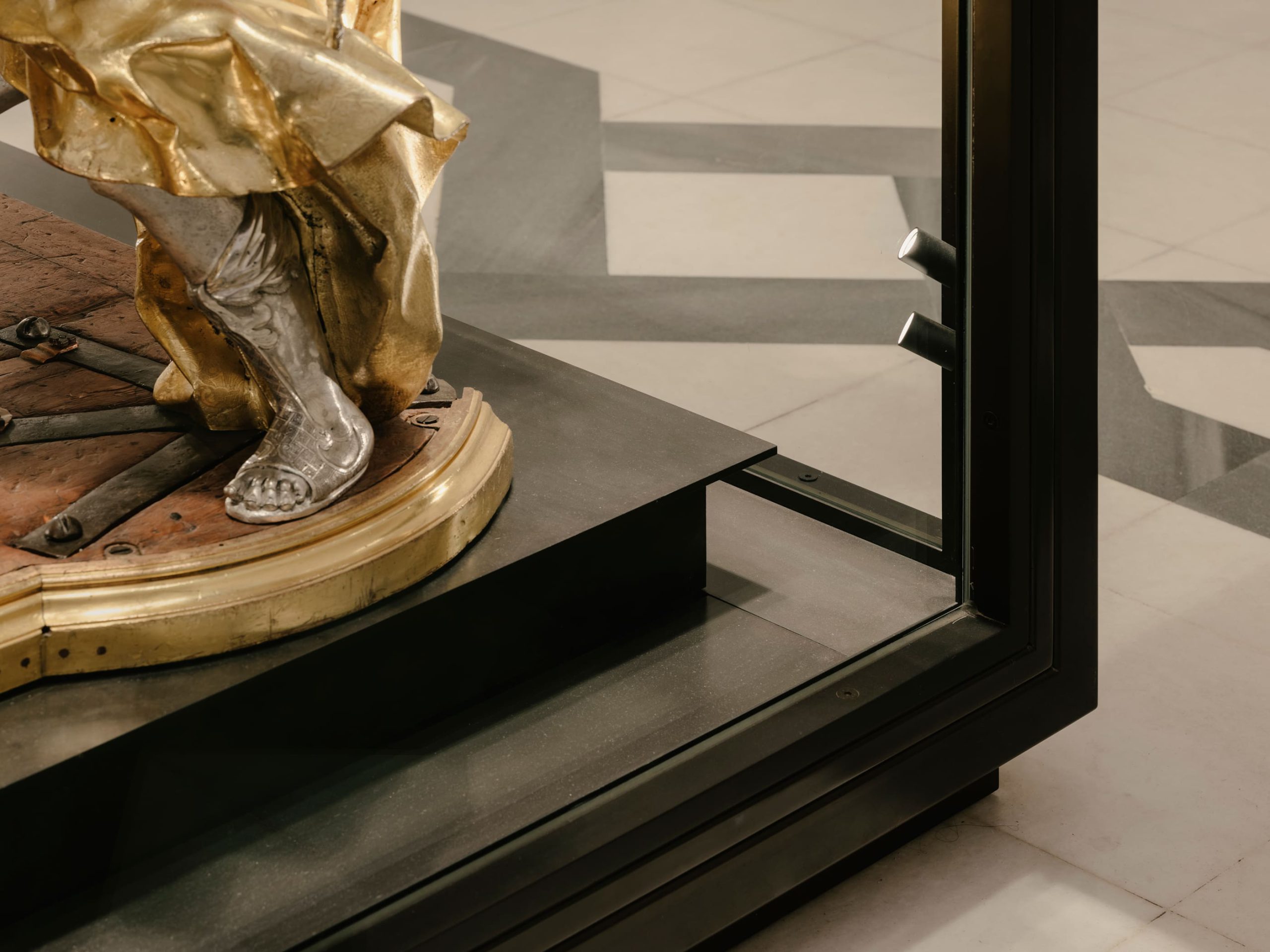 Detalle de vitrina expositora en la Catedral Primada de Toledo