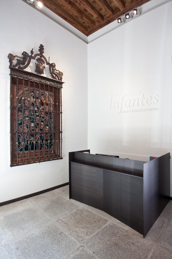 Vidriera y mobiliario expositivo Colegio de Infantes de Toledo