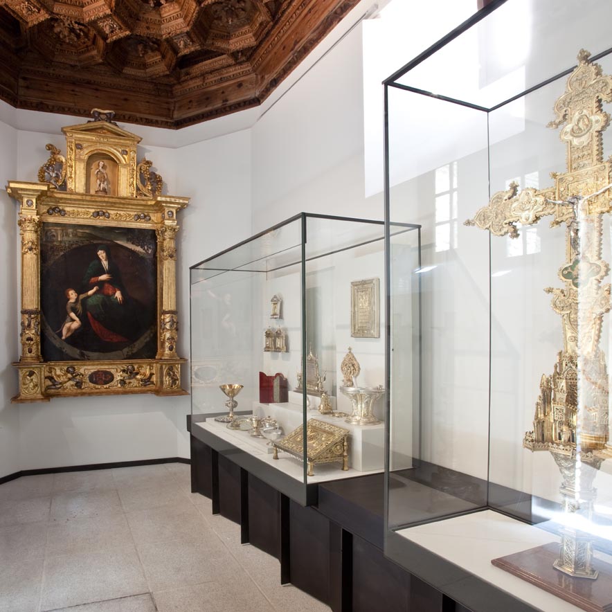 Vidieras y soportes expositivos del Colegio de Infantes de Toledo