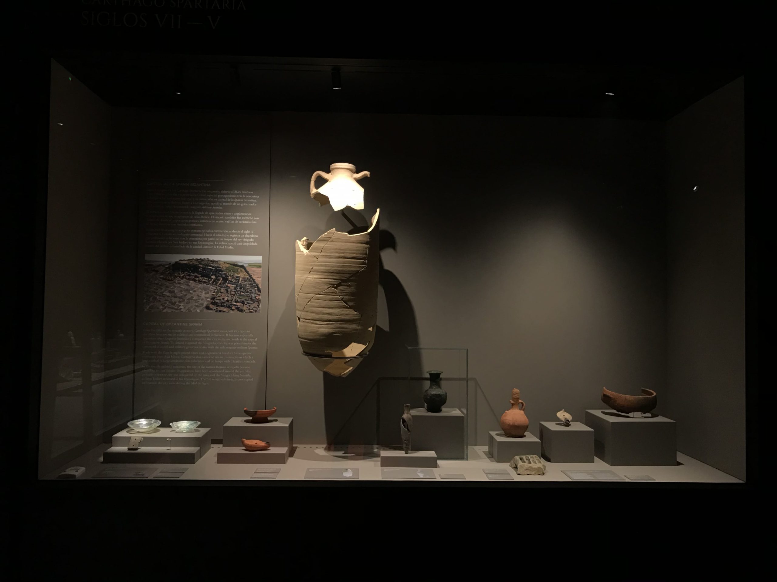 Vitrina e iluminación de piezas del Museo del Foro romano del Molinete