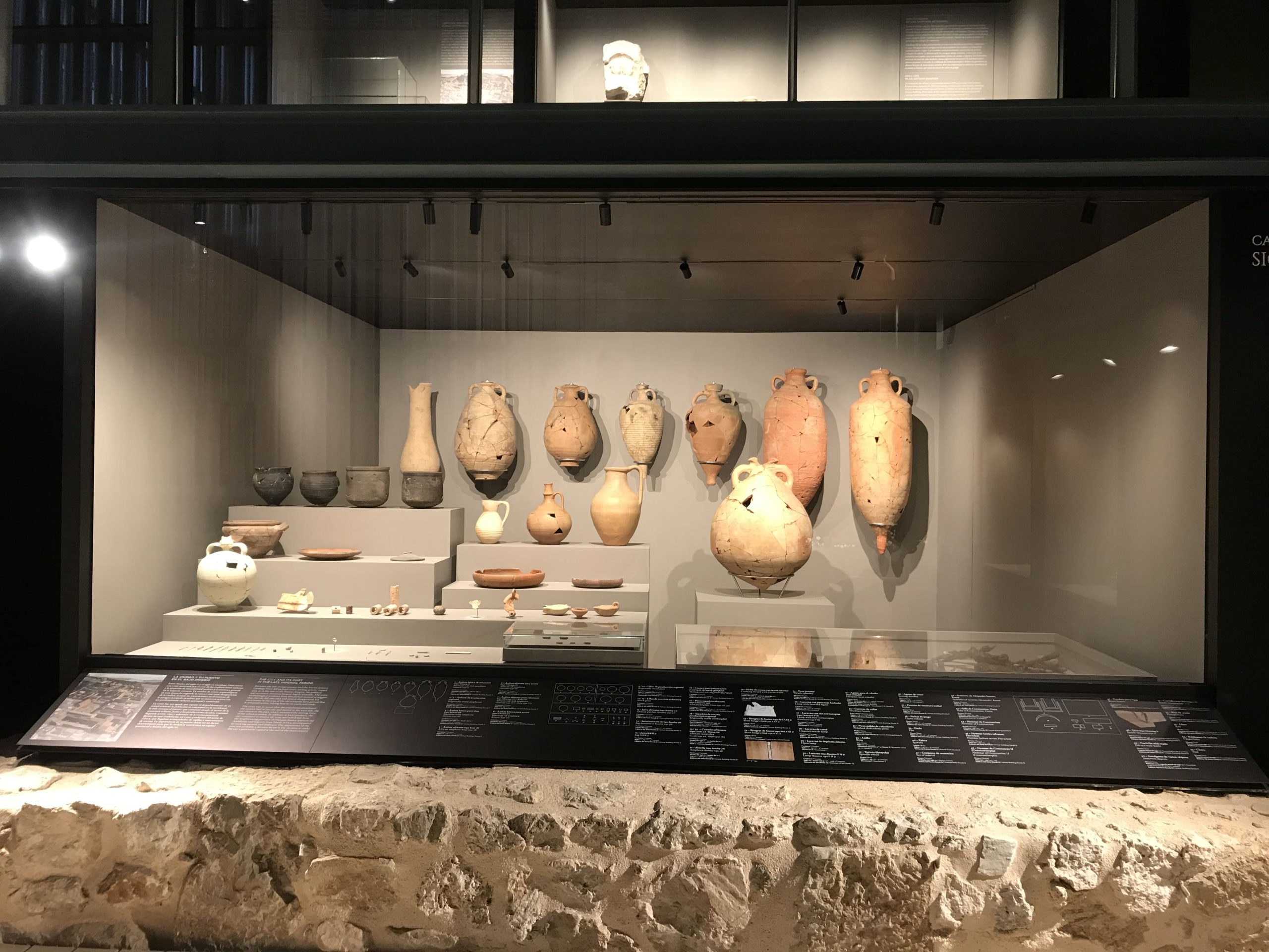 Vitrinas museográficas e iluminación en el Museo del Foro romano del Molinete
