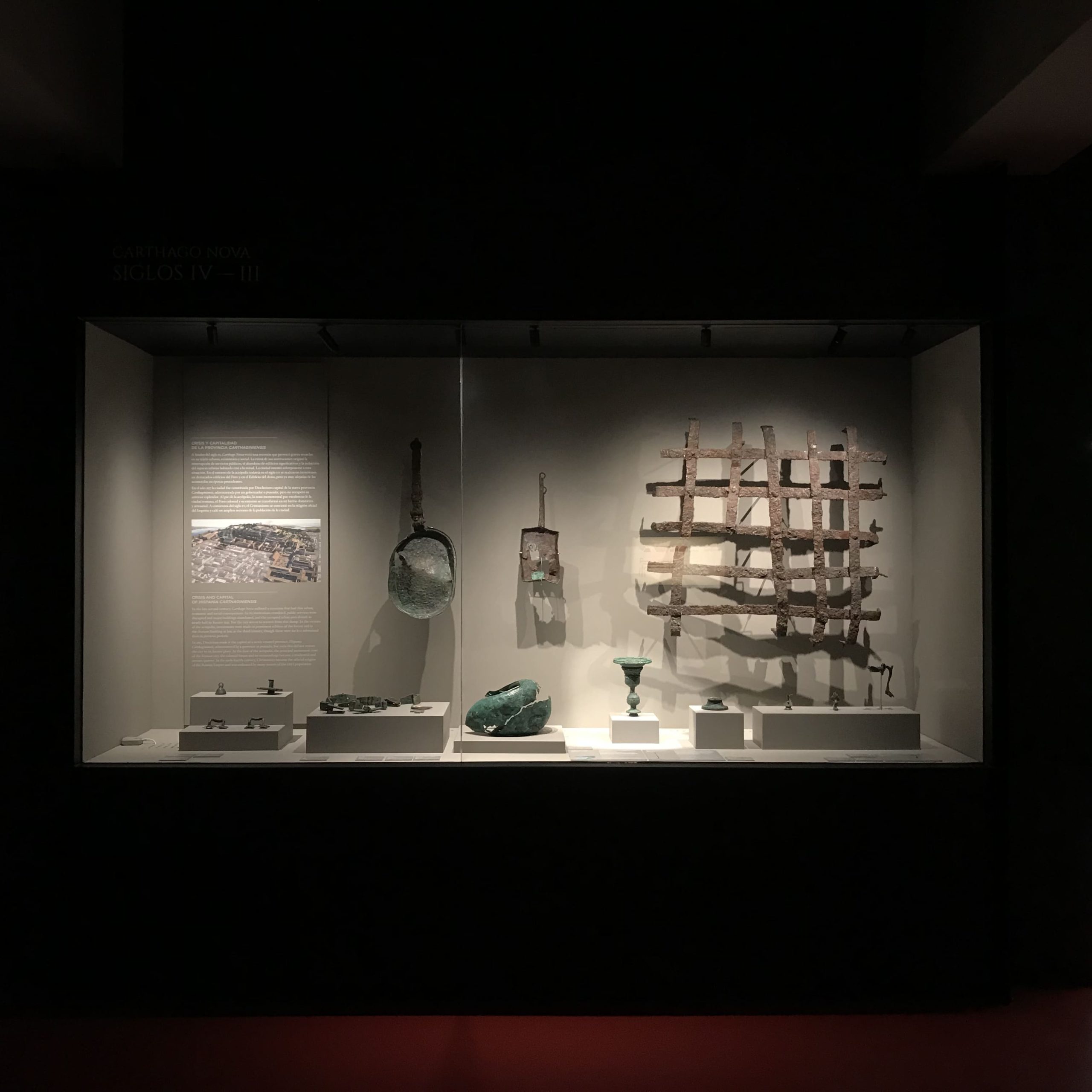 Exhibición de piezas en vitrina iluminada del Museo del Foro romano del Molinete