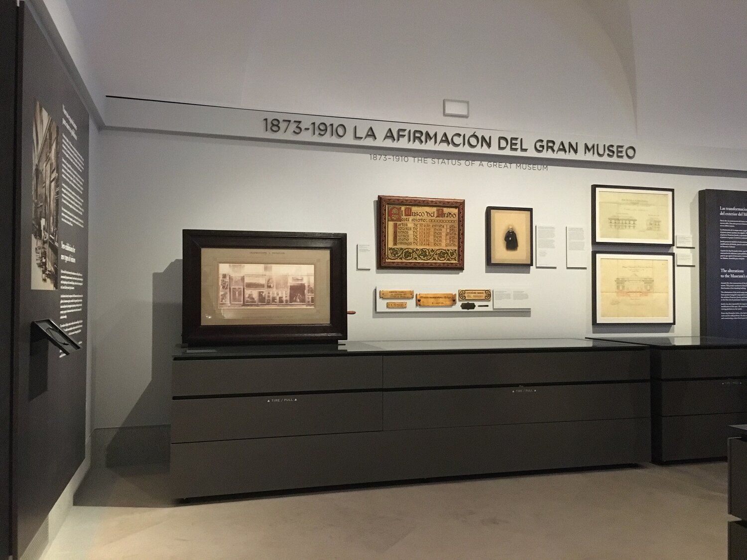 Cajones metálicos expositivos de Historia del Museo Nacional del Prado y sus edificios