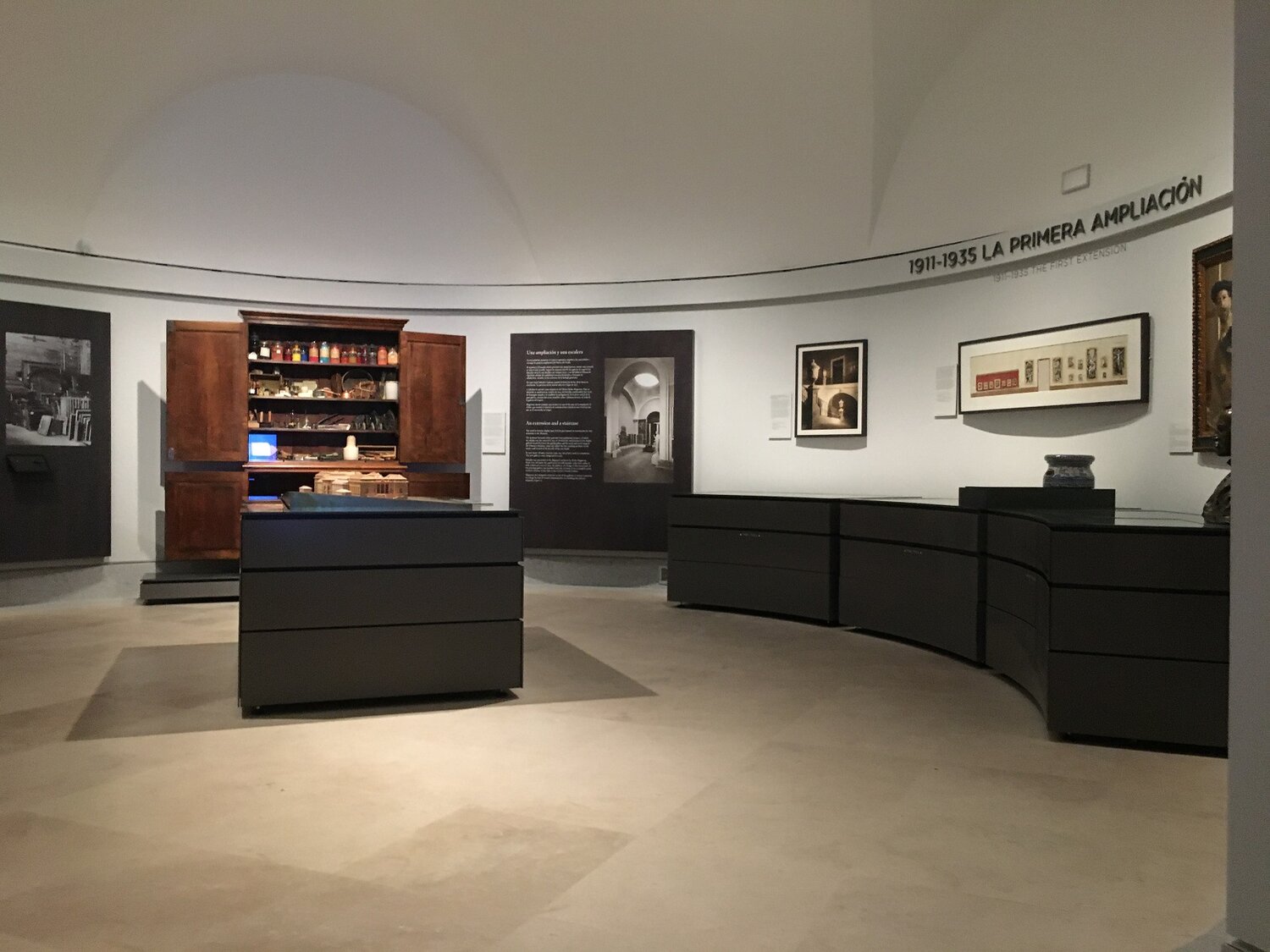 Piezas y mobiliario expositivo de Historia del Museo Nacional del Prado y sus edificios