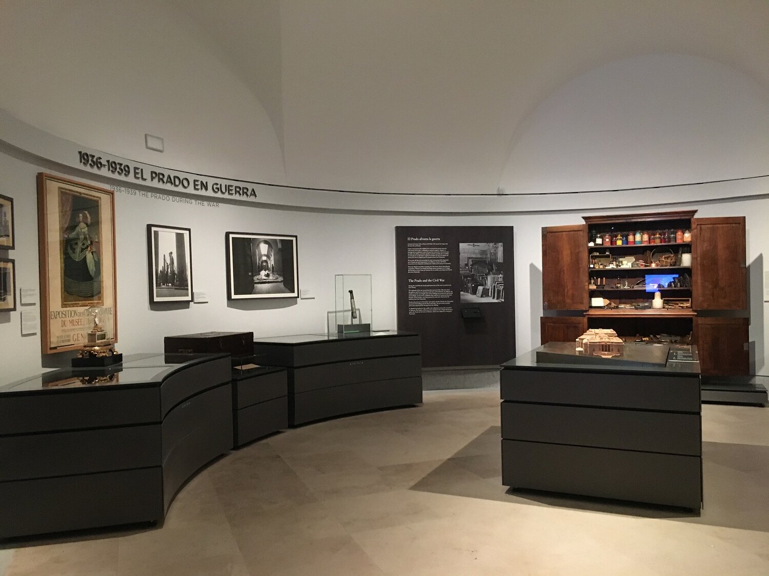 Estructuras metálicas expositivas para Historia del Museo Nacional del Prado y sus edificios