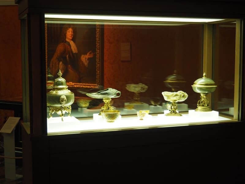 Vitrina con piezas de colección de Tesoro del Delfín