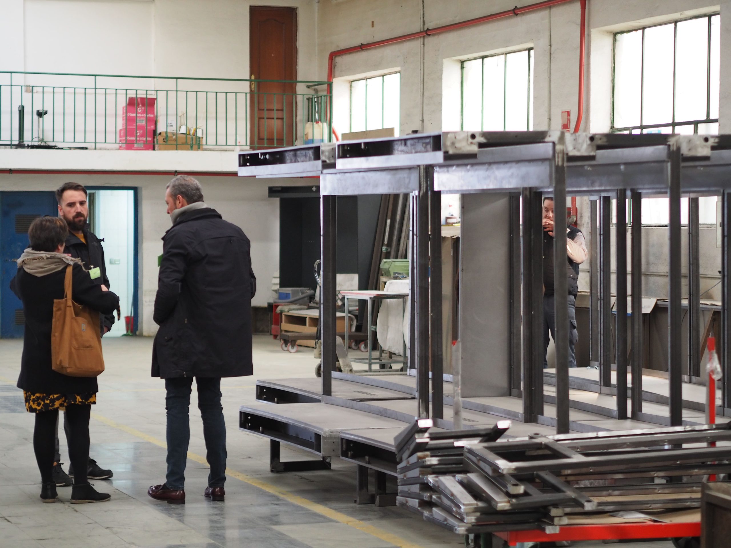 Técnicos en montaje de exposición Tesosro del Delfín