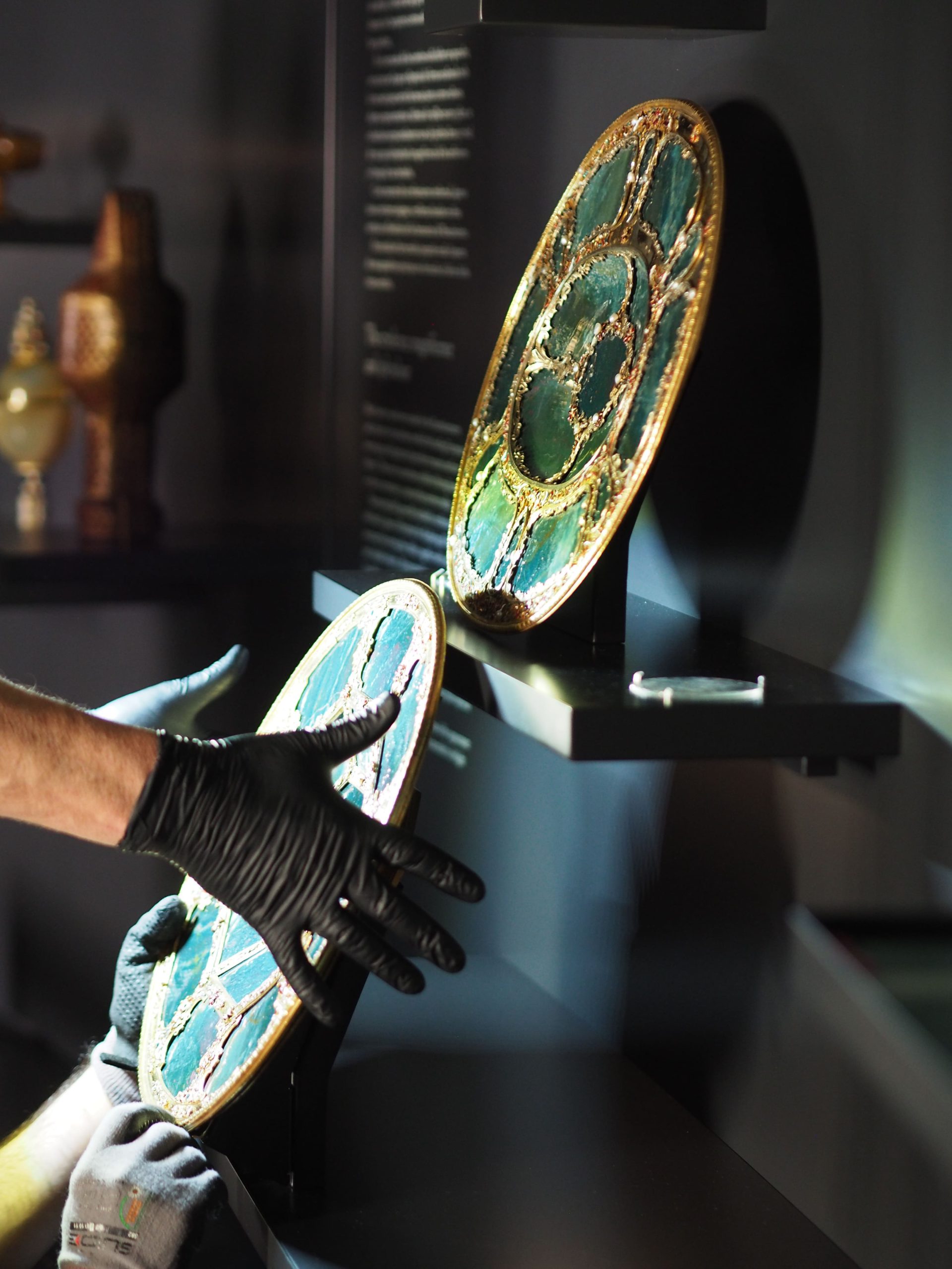 Colocación de piezas para exposición Tesoro del Delfín