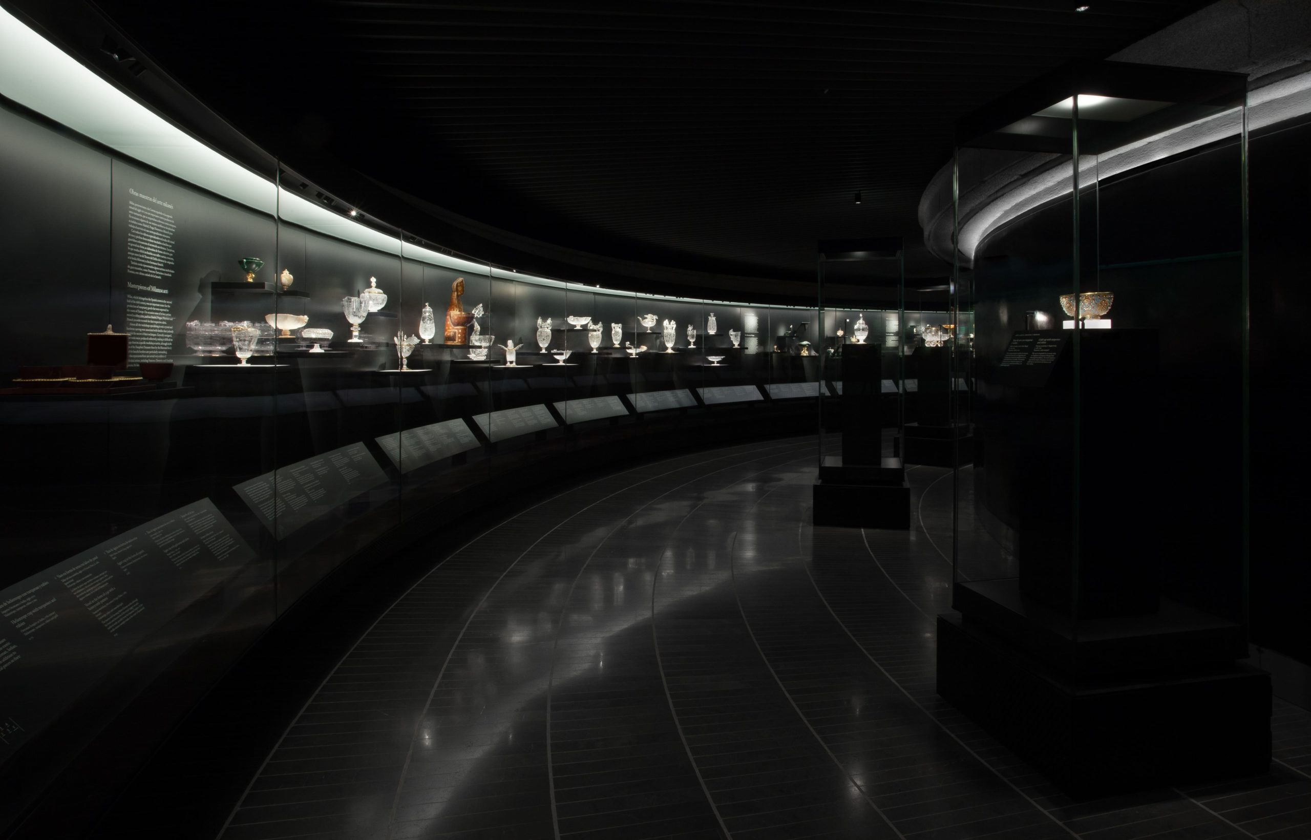 Vitrinas con piezas de exposición Tesoro del Delfín en Museo del Prado