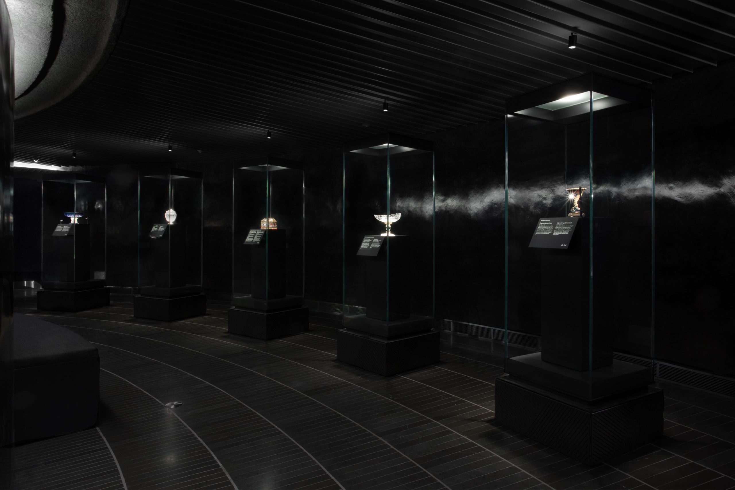 Vitrinas individuales iluminadas en exposición Tesoro del Delfín en Museo del Prado