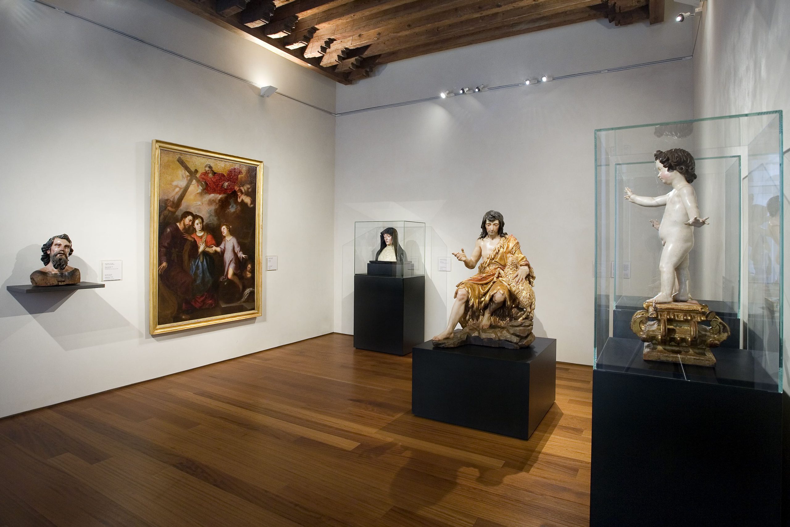 Exposición de esculturas y cuadro de motivo religioso