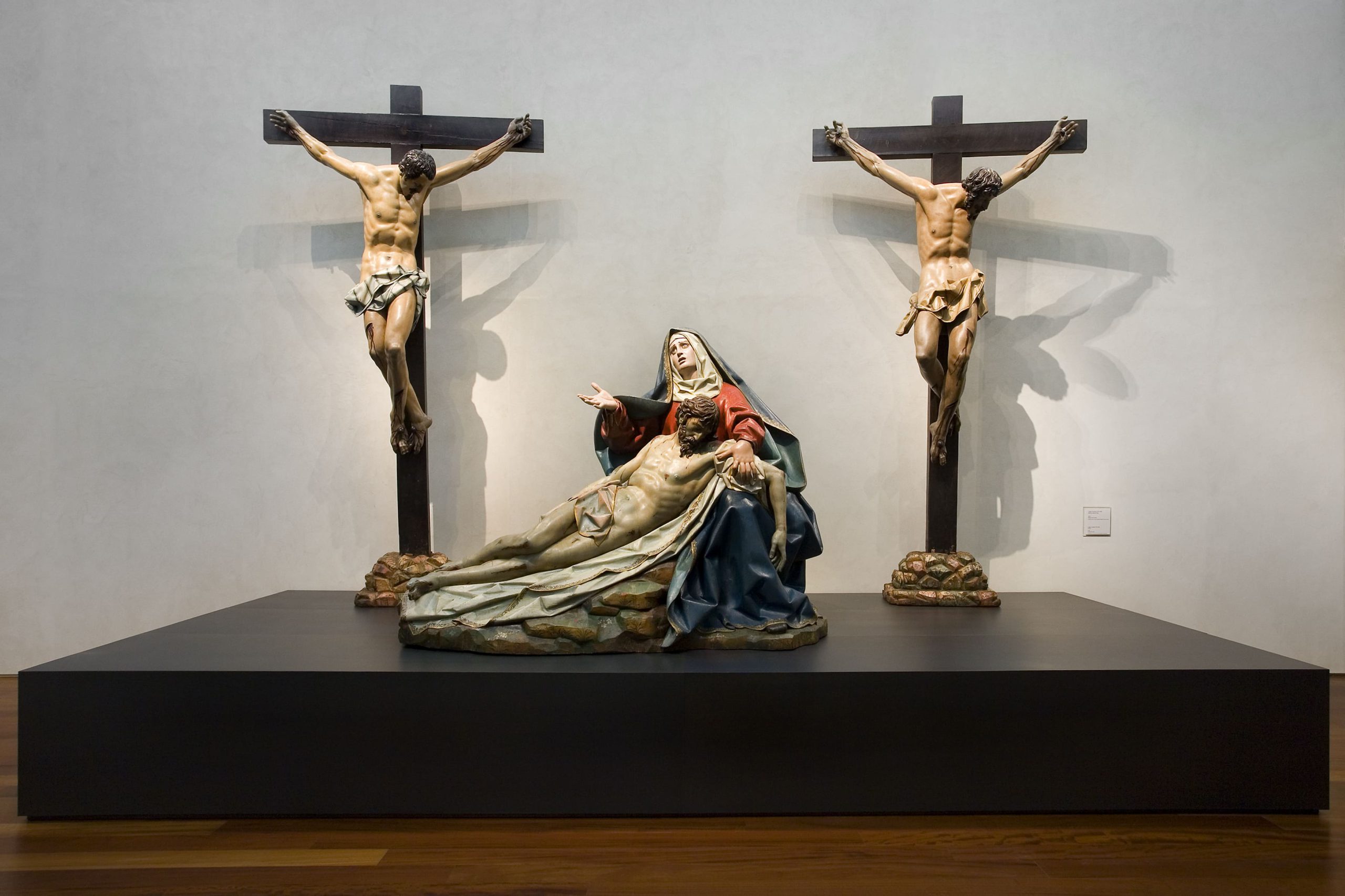 Esculturas de Cristo en la Cruz y María con Cristo