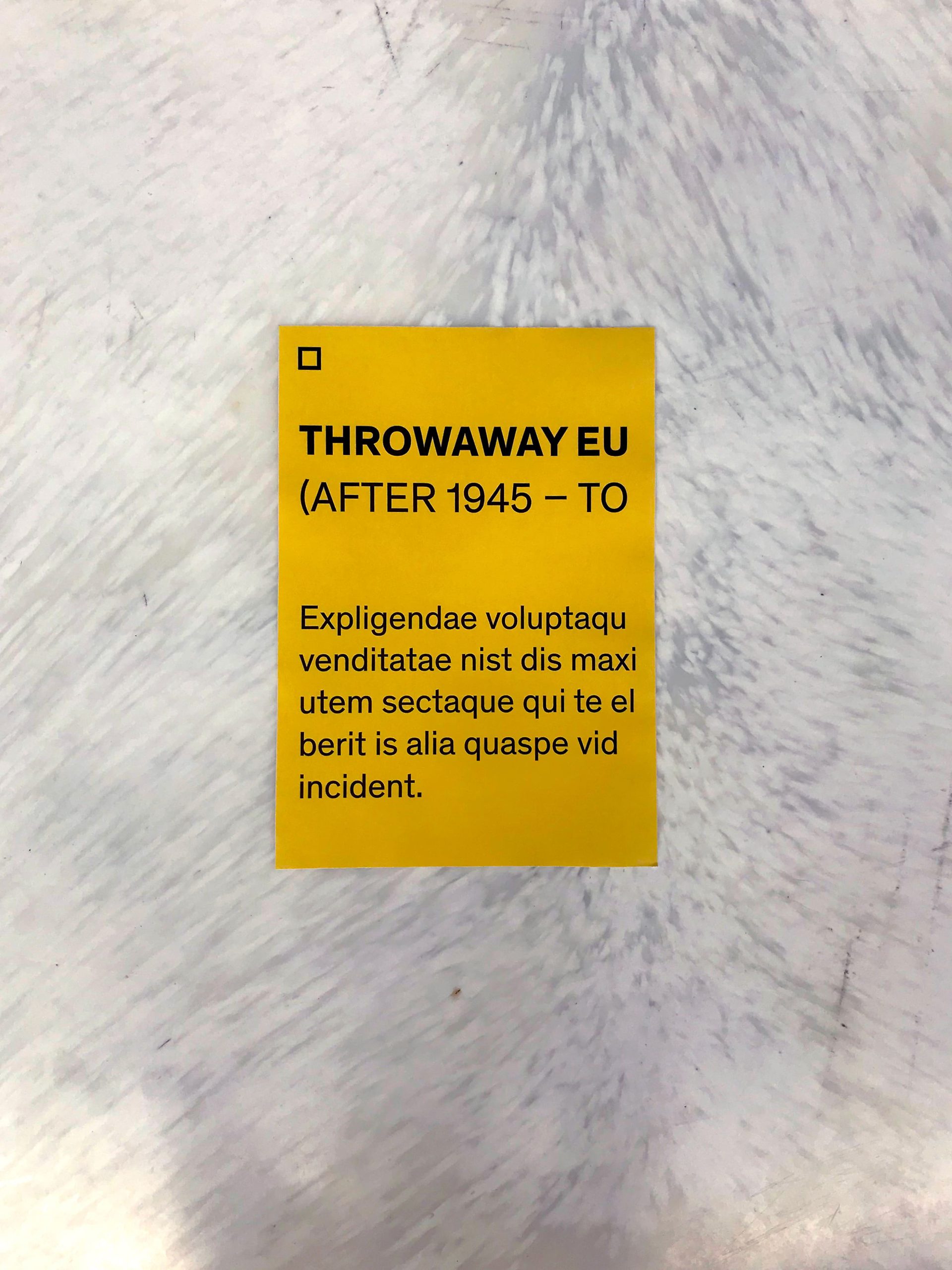 Cartel con mensaje en latín de la exposición Throwaway