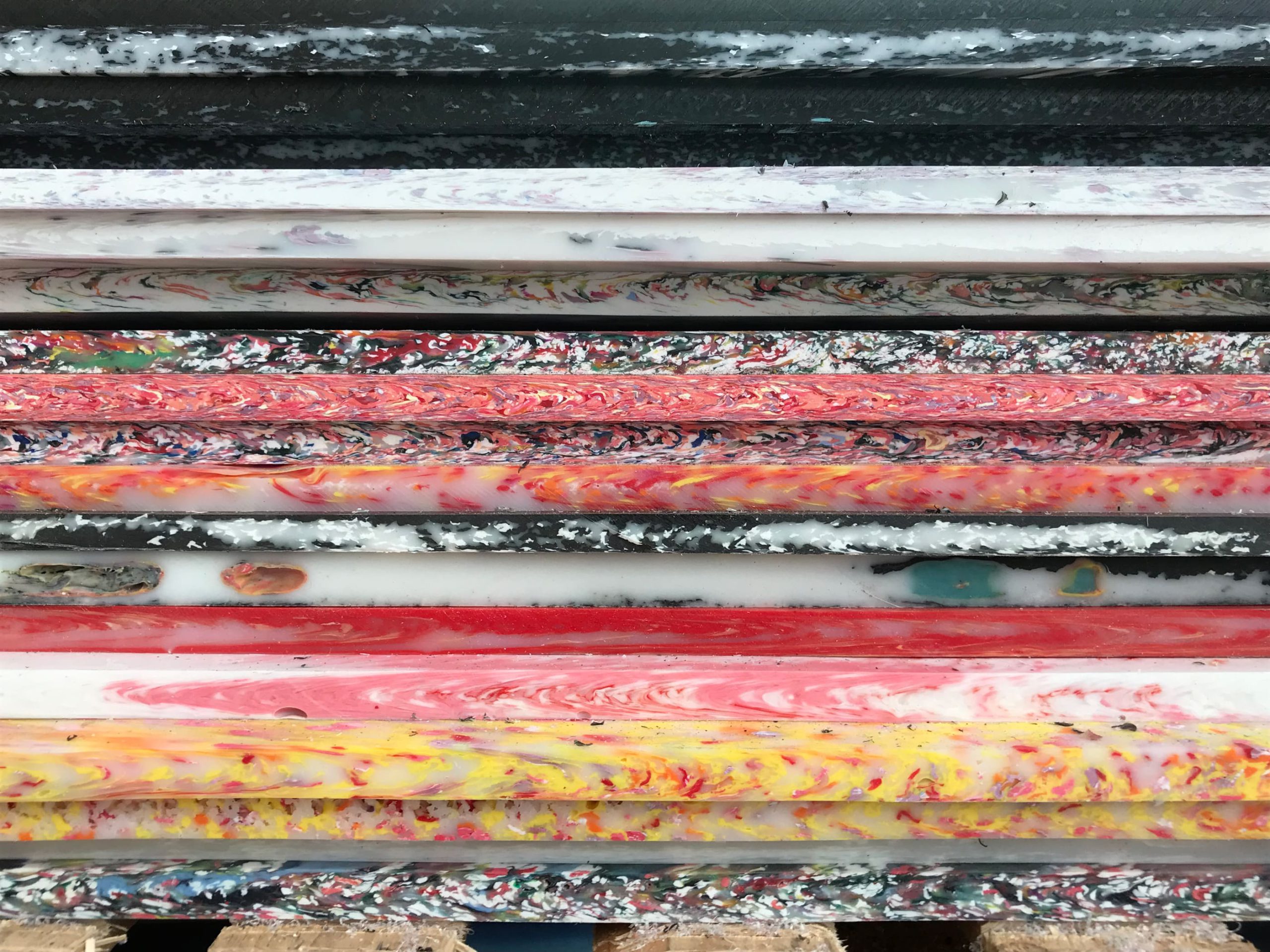 Detalle de materiales reciclados de la exposición Throwaway