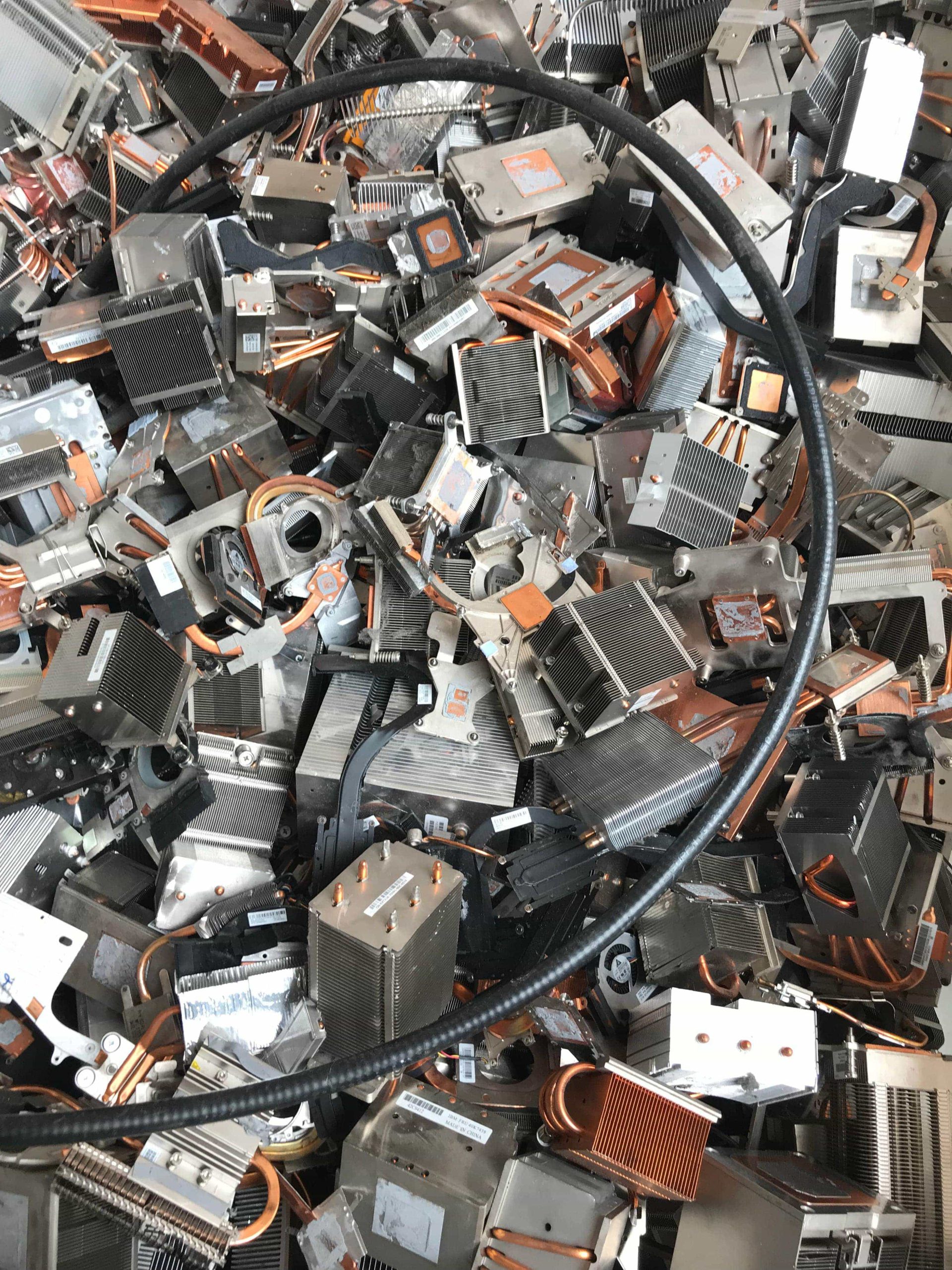 Detalle de residuos metálicos de la exposición Throaway