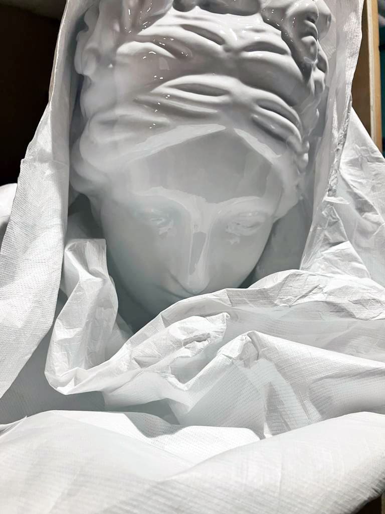 Cabeza de escultura cerámica blanca