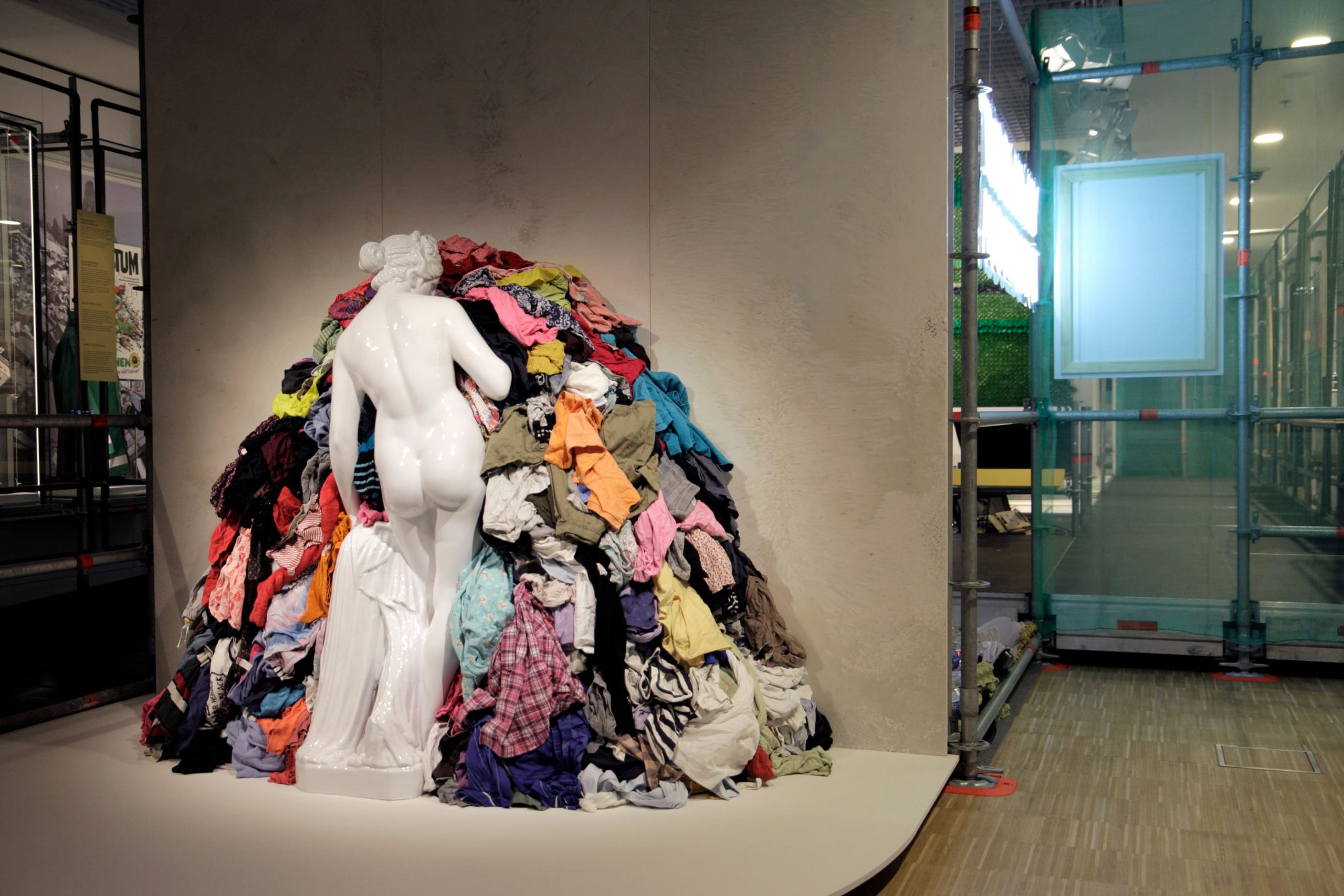 Escultura junto residuos textiles. Pieza de la exposición Throway