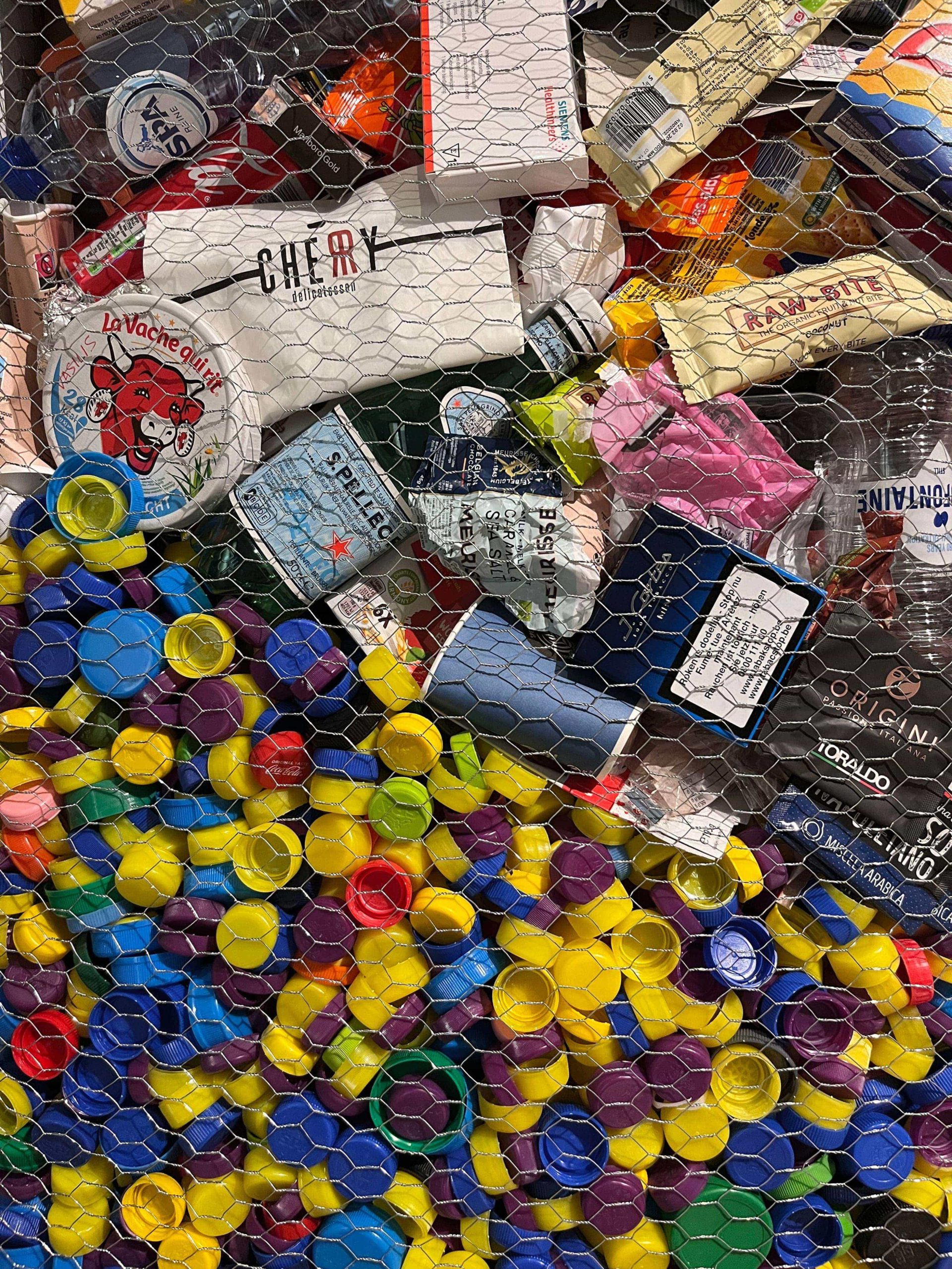 Pieza de la exposición Throaway realizada con residuos de envases