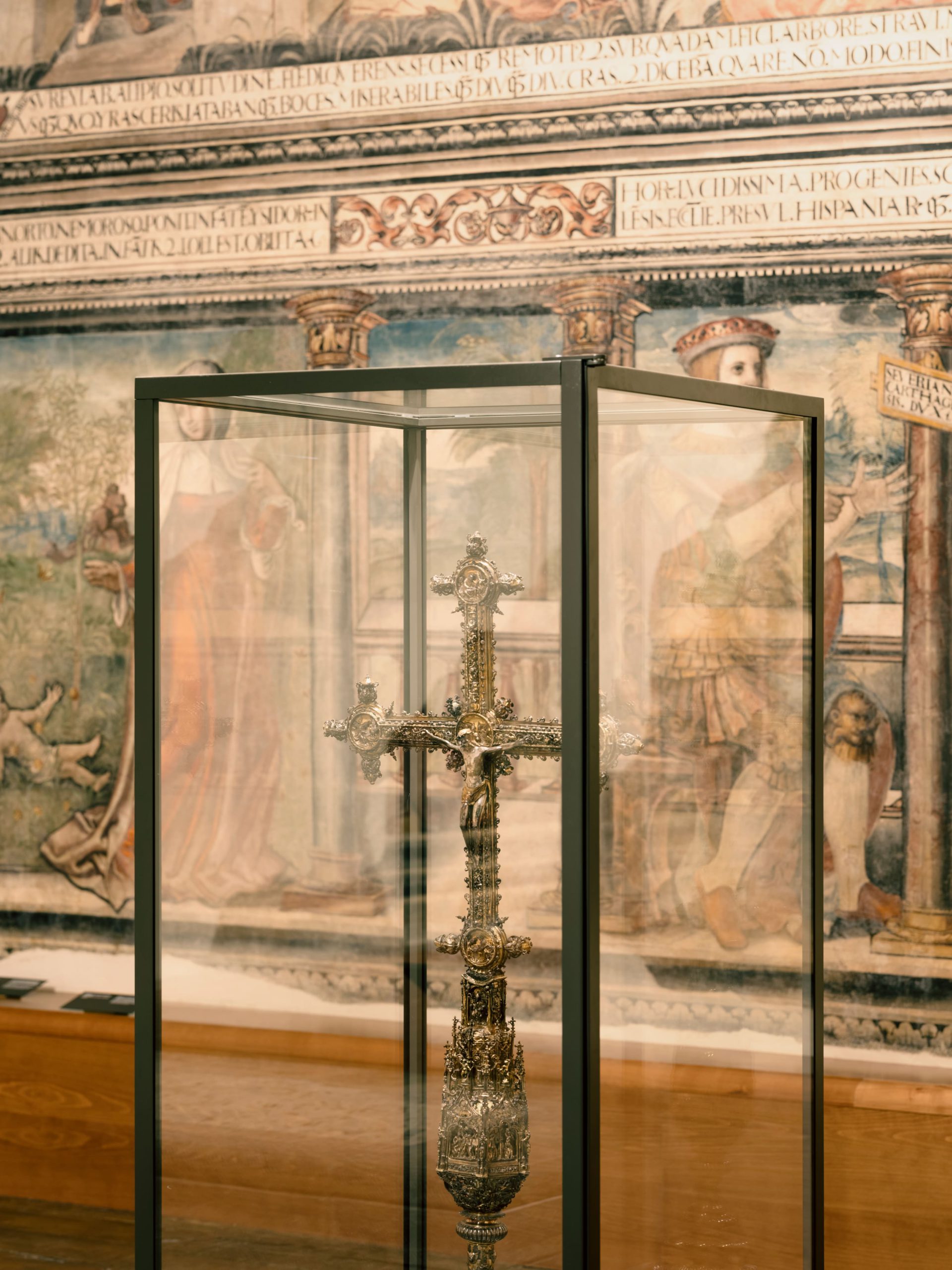 Cruz dentro de vitrina expositora