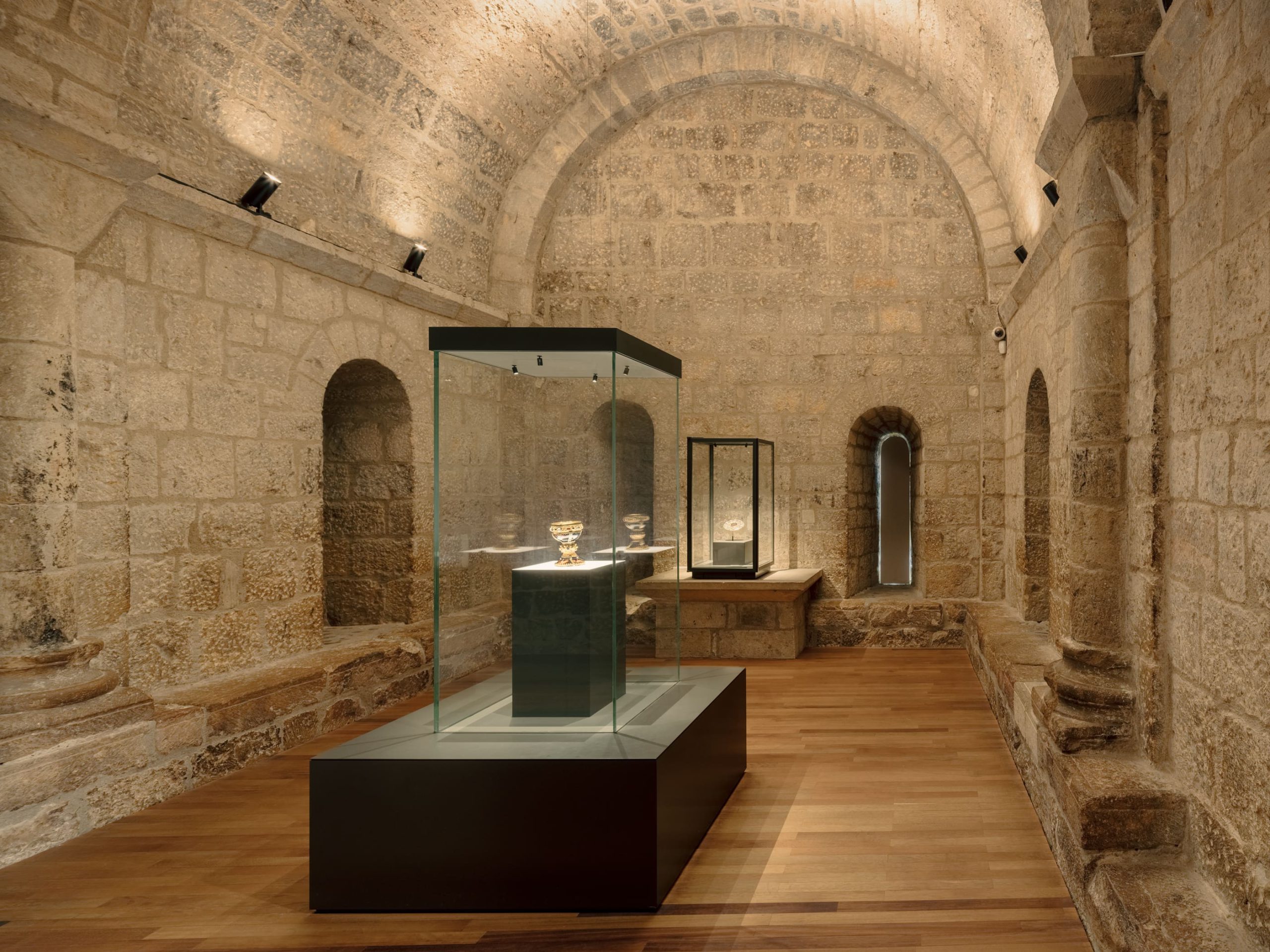 Sala de exposiciones con vitrinas del Museo de San Isidoro de León