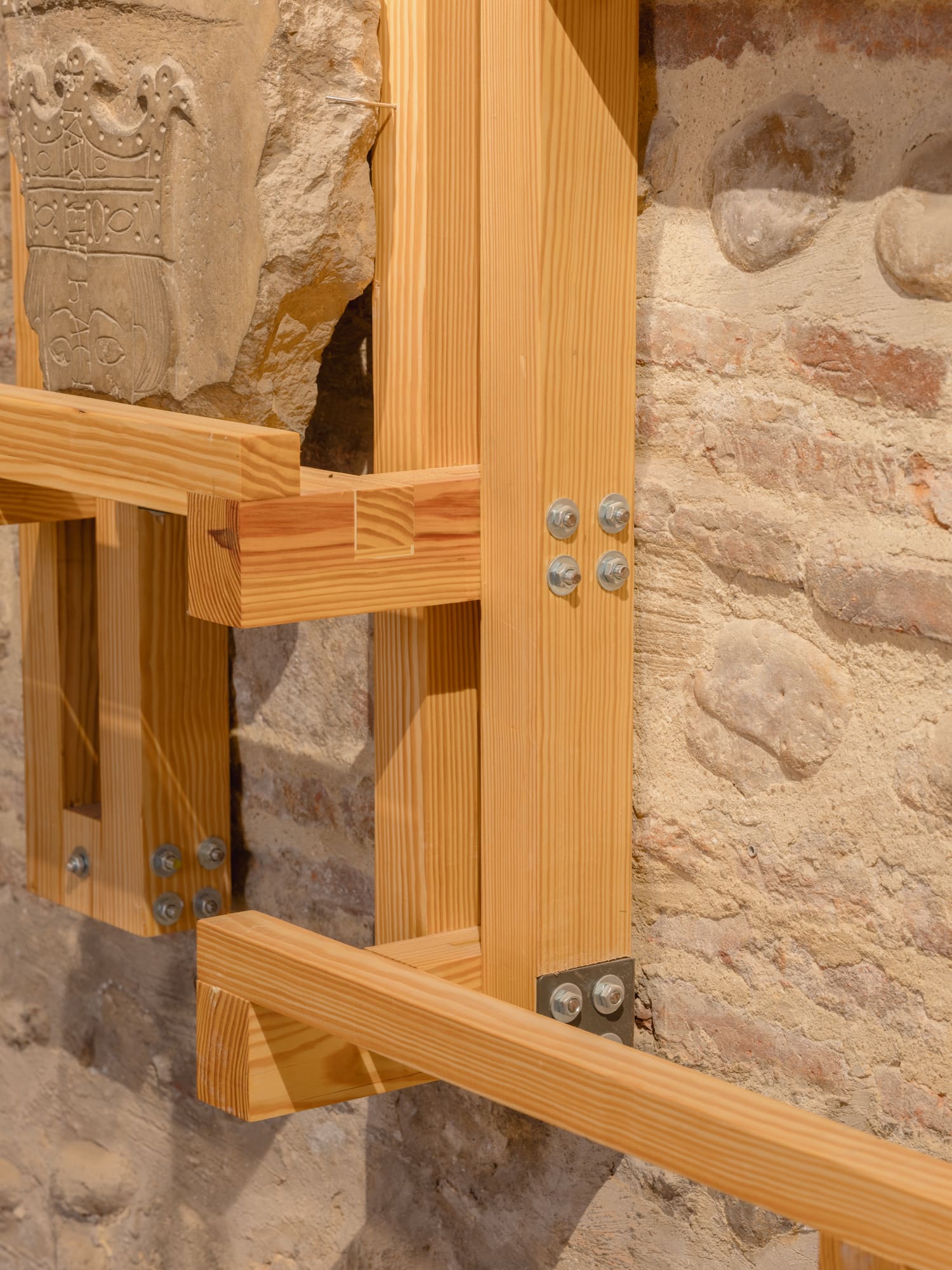Detalle de soporte de madera para piezas del Museo de San Isidoro de León