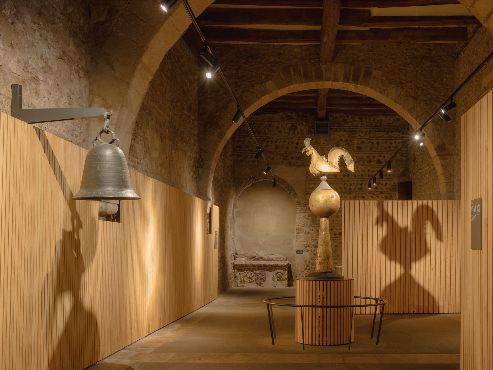 Campana y gallo en sala de exposiciones del Museo de San Isidoro de León