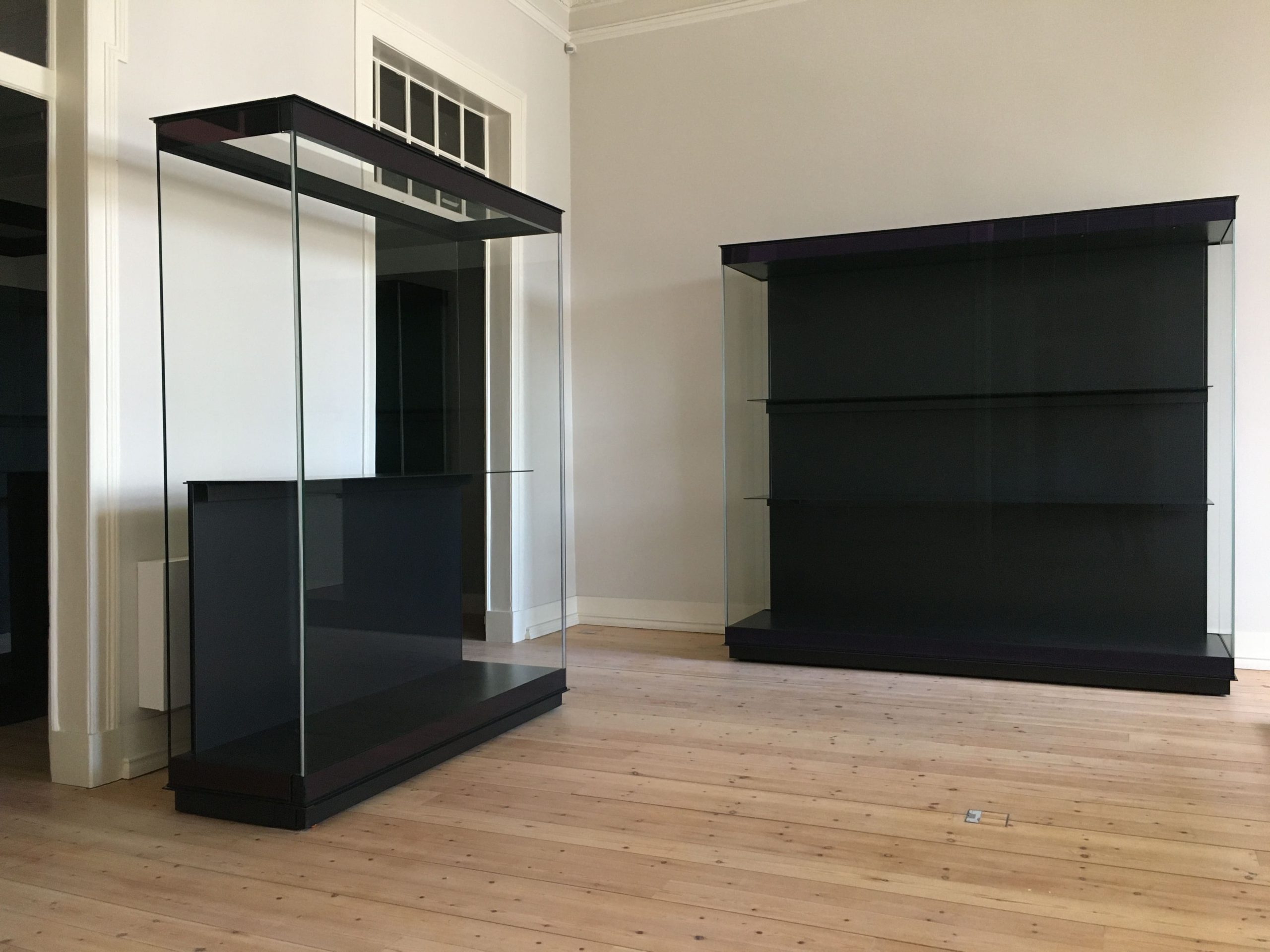 Vitrinas expositoras en sala de exposiciones de Casa Asia