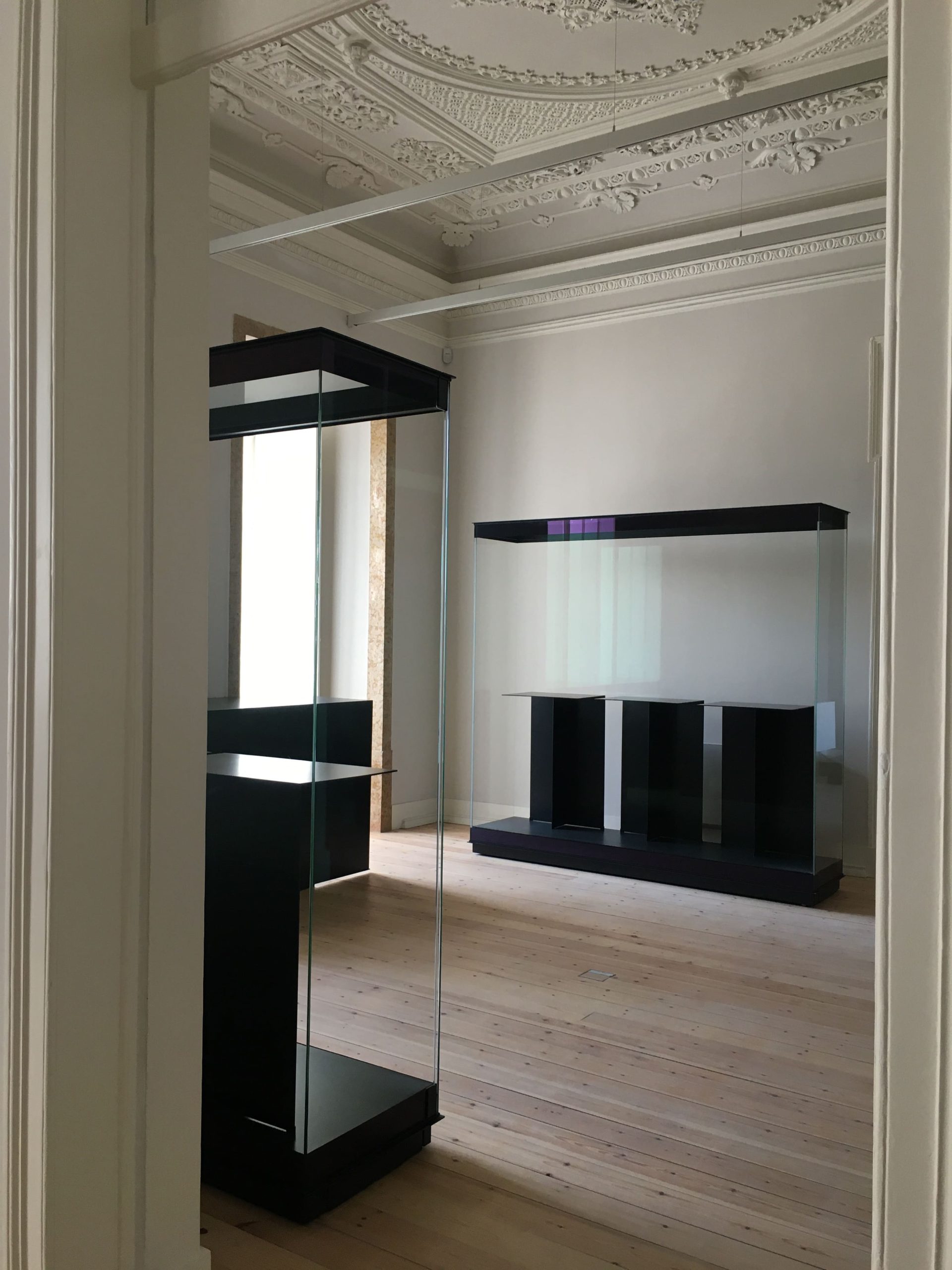 Vitrinas expositoras en sala de exposiciones de Casa Asia