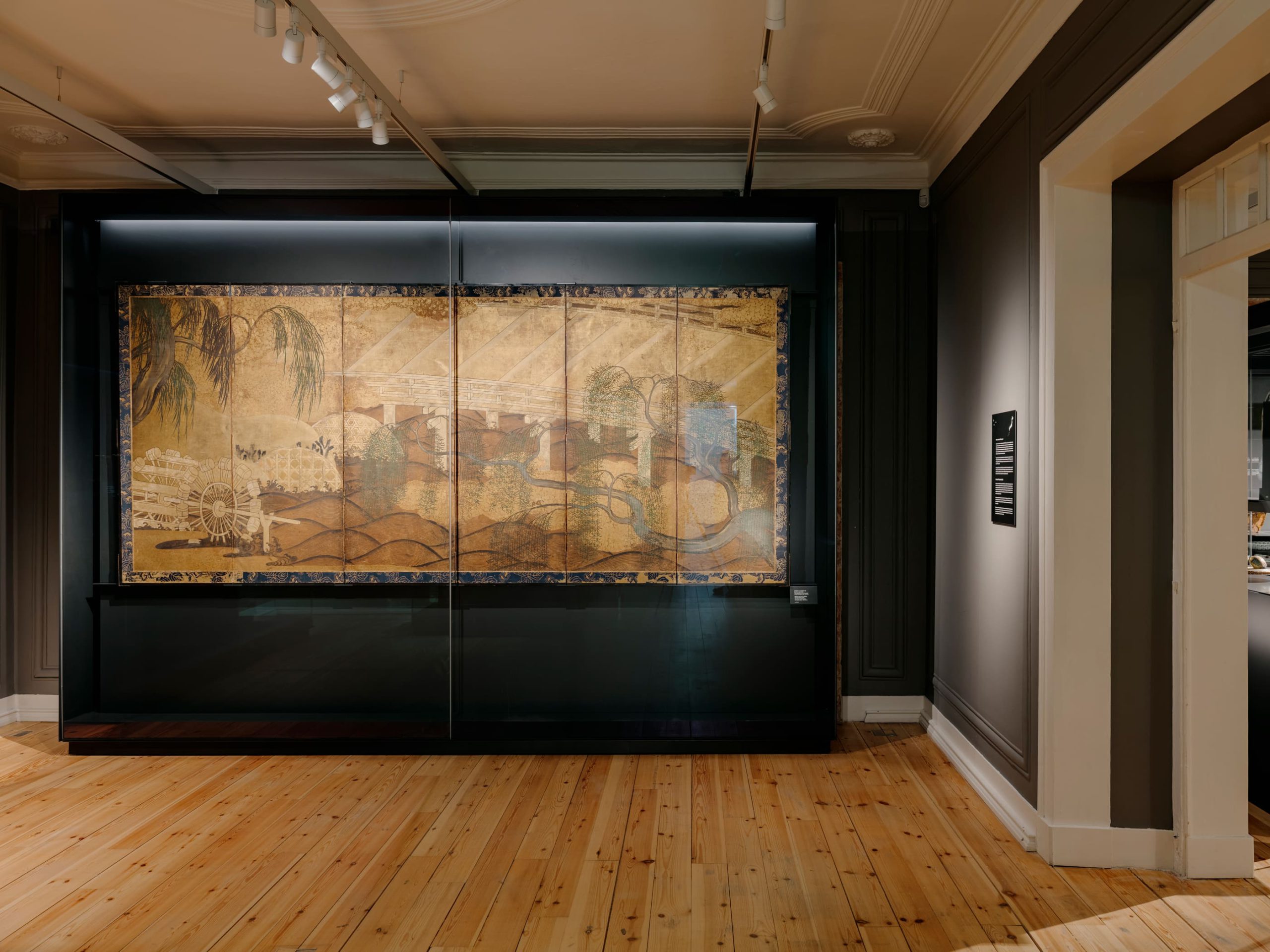 Mural pintado dentro de vitrina en Casa Asia