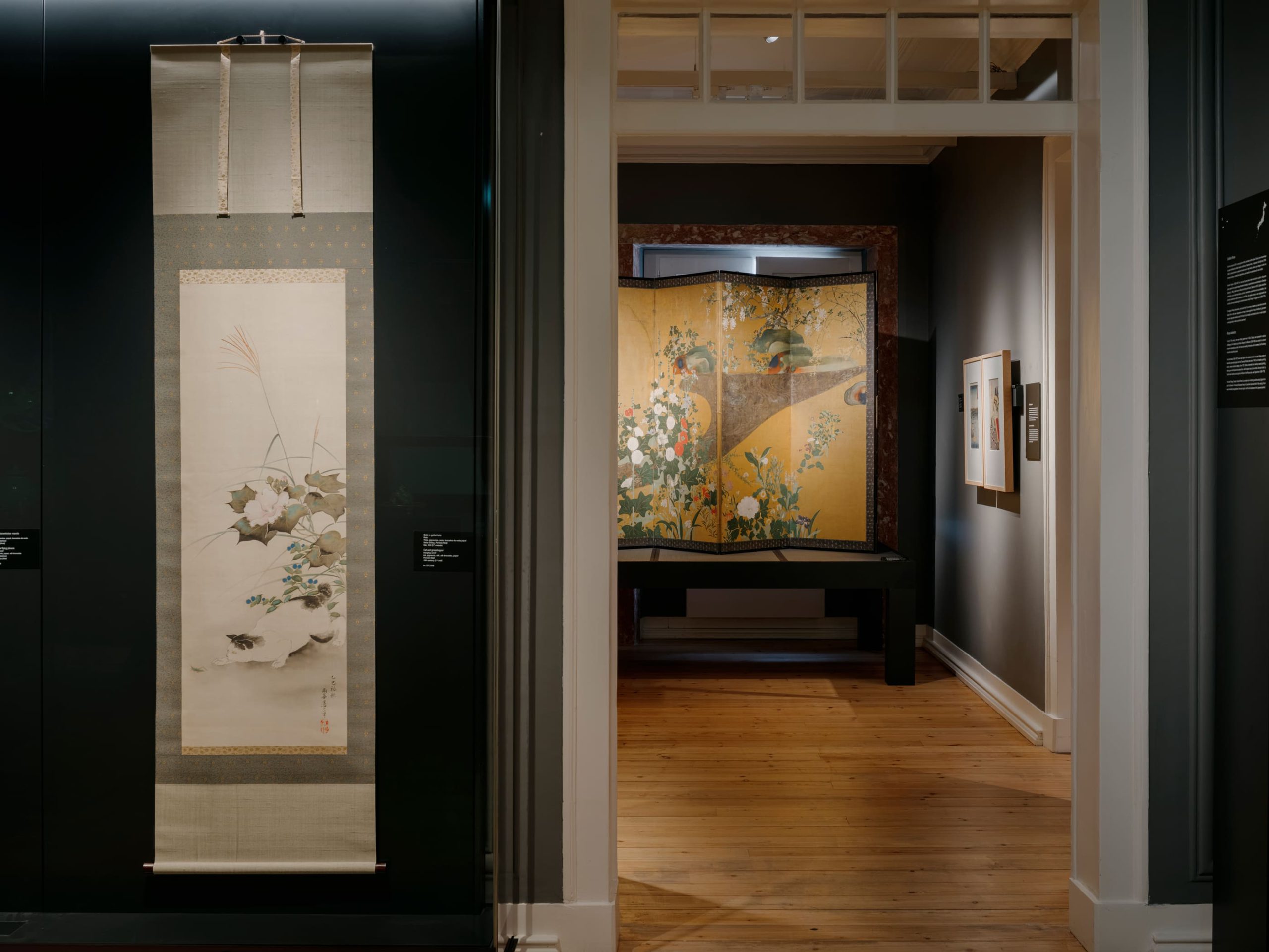 Murales pintados en sala de exposiciones de Casa Asia