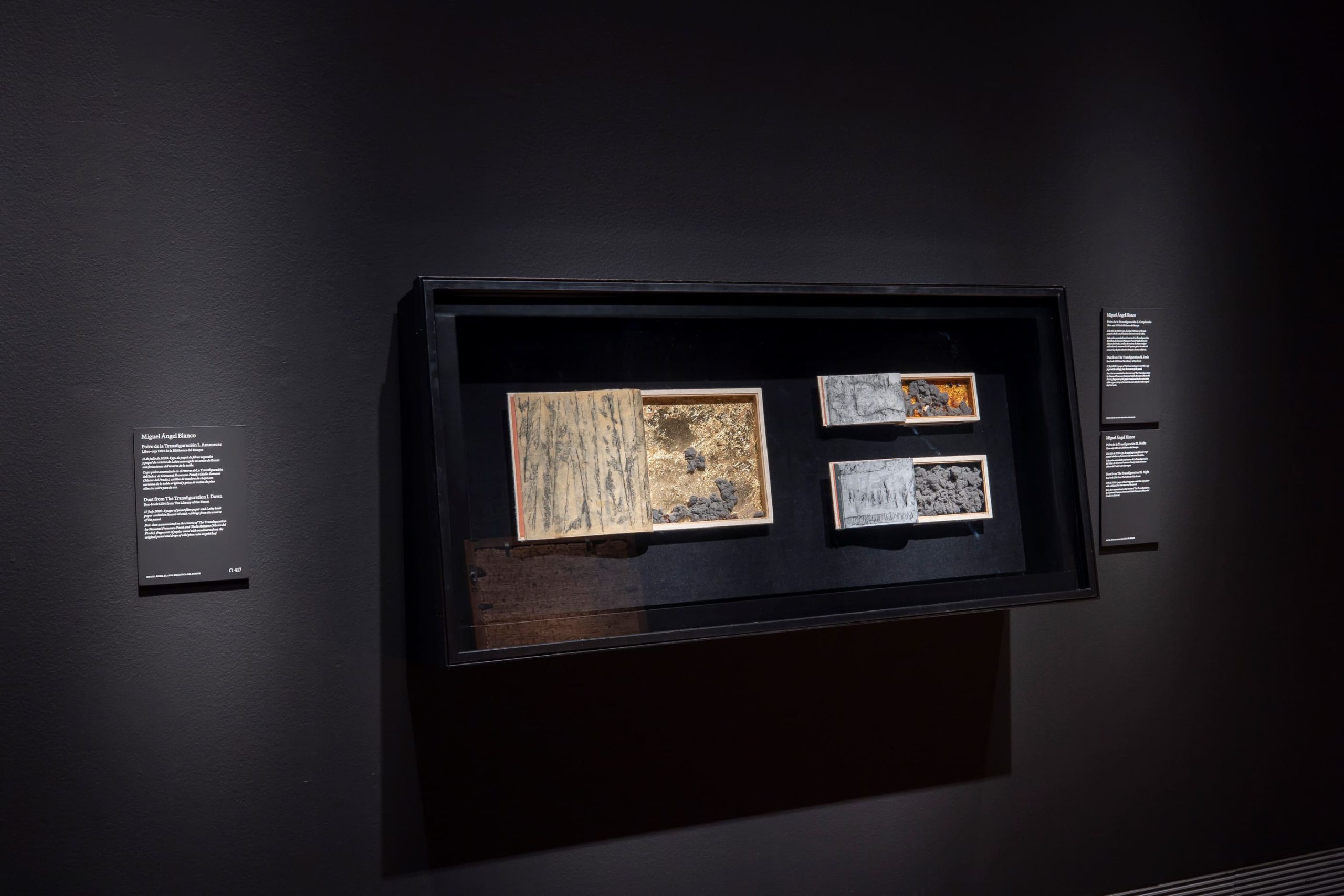 Vitrina con piezas de la exposición Reversos