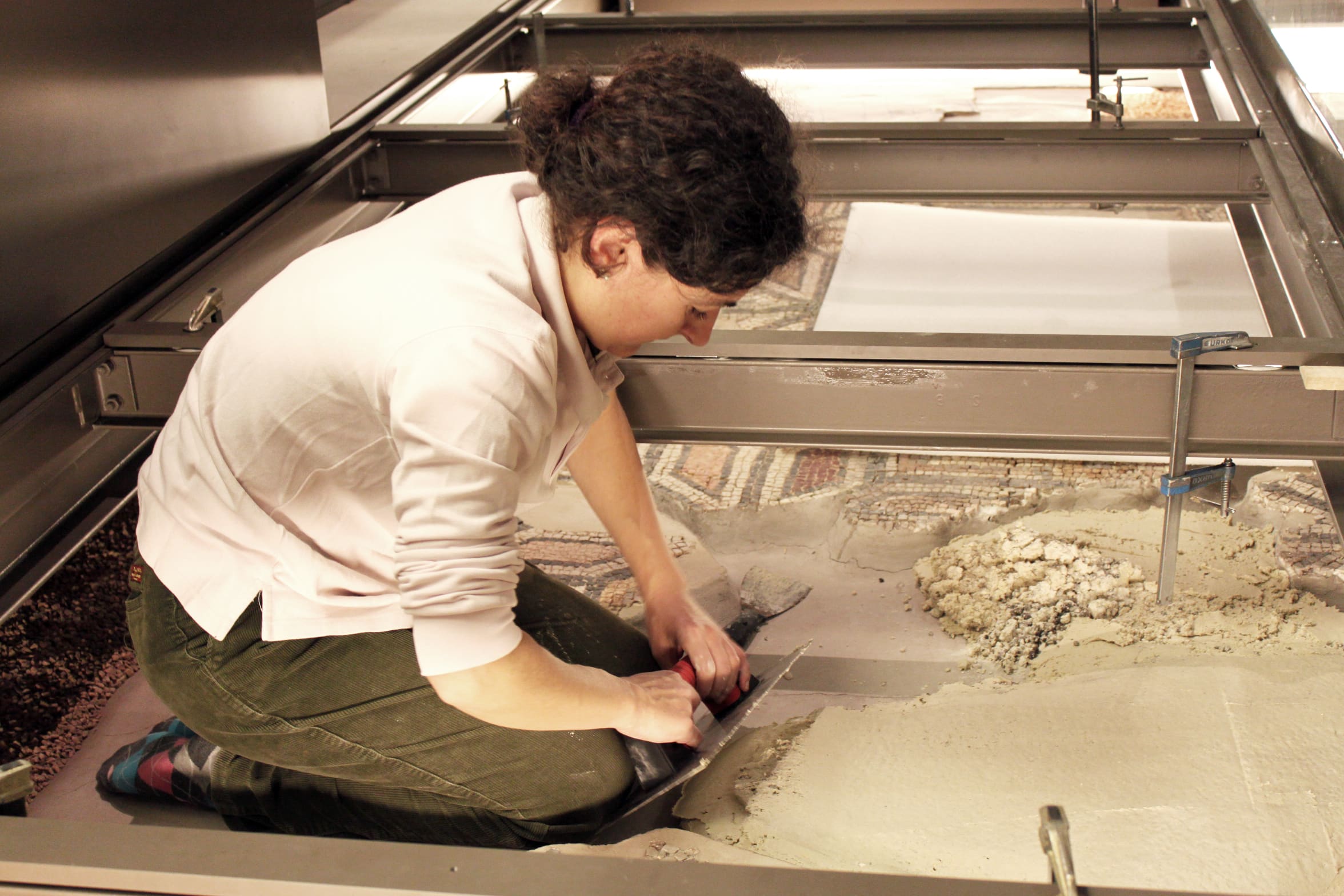 Técnico museográfico preparando vitrina expositora