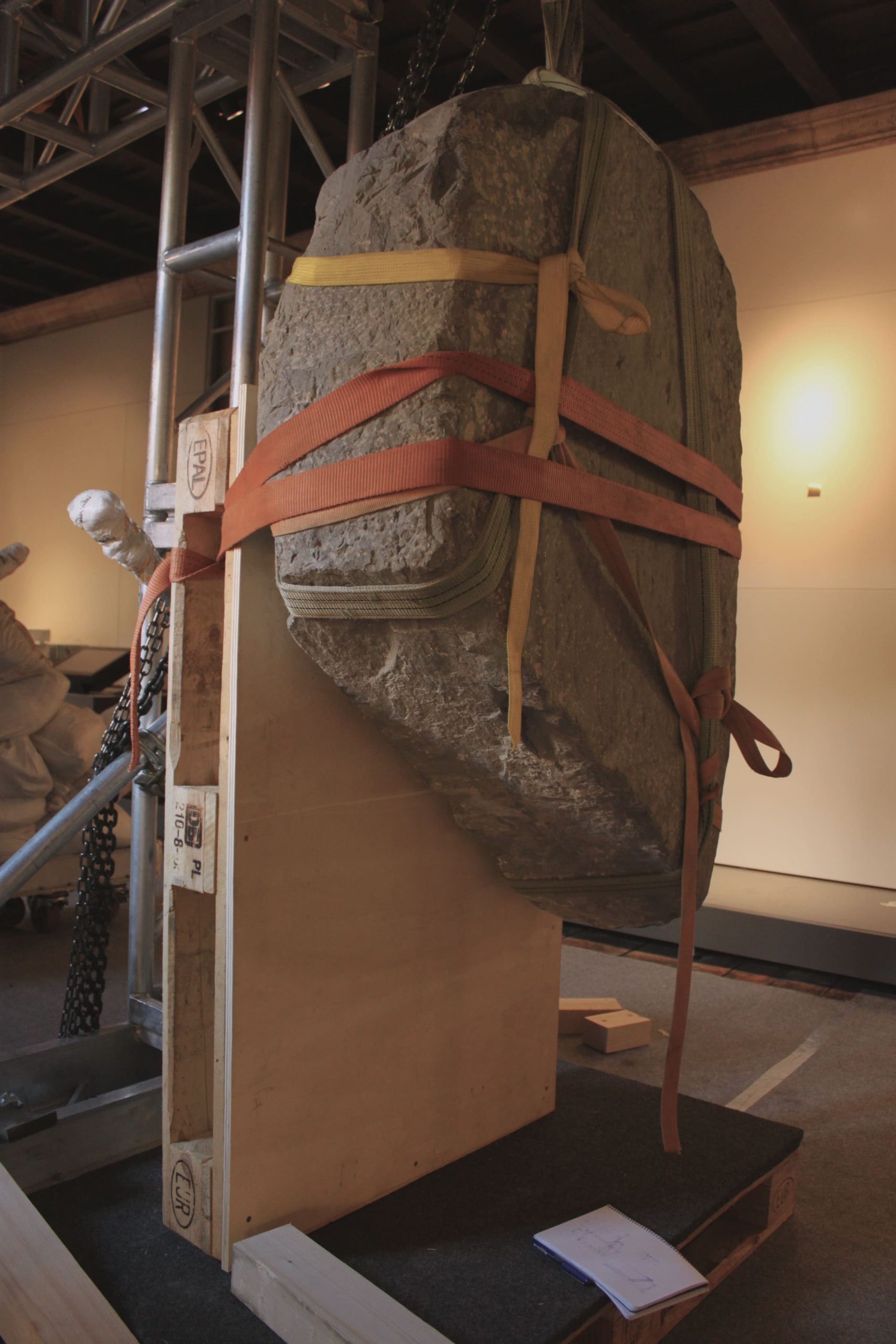 Pieza arqueológica de piedra amarrada para traslado