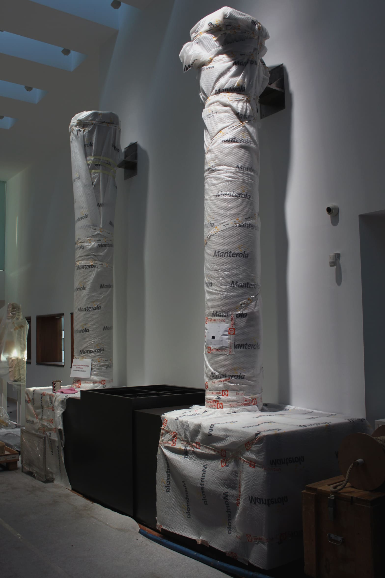 Columnas para exposición embaladas en almacén