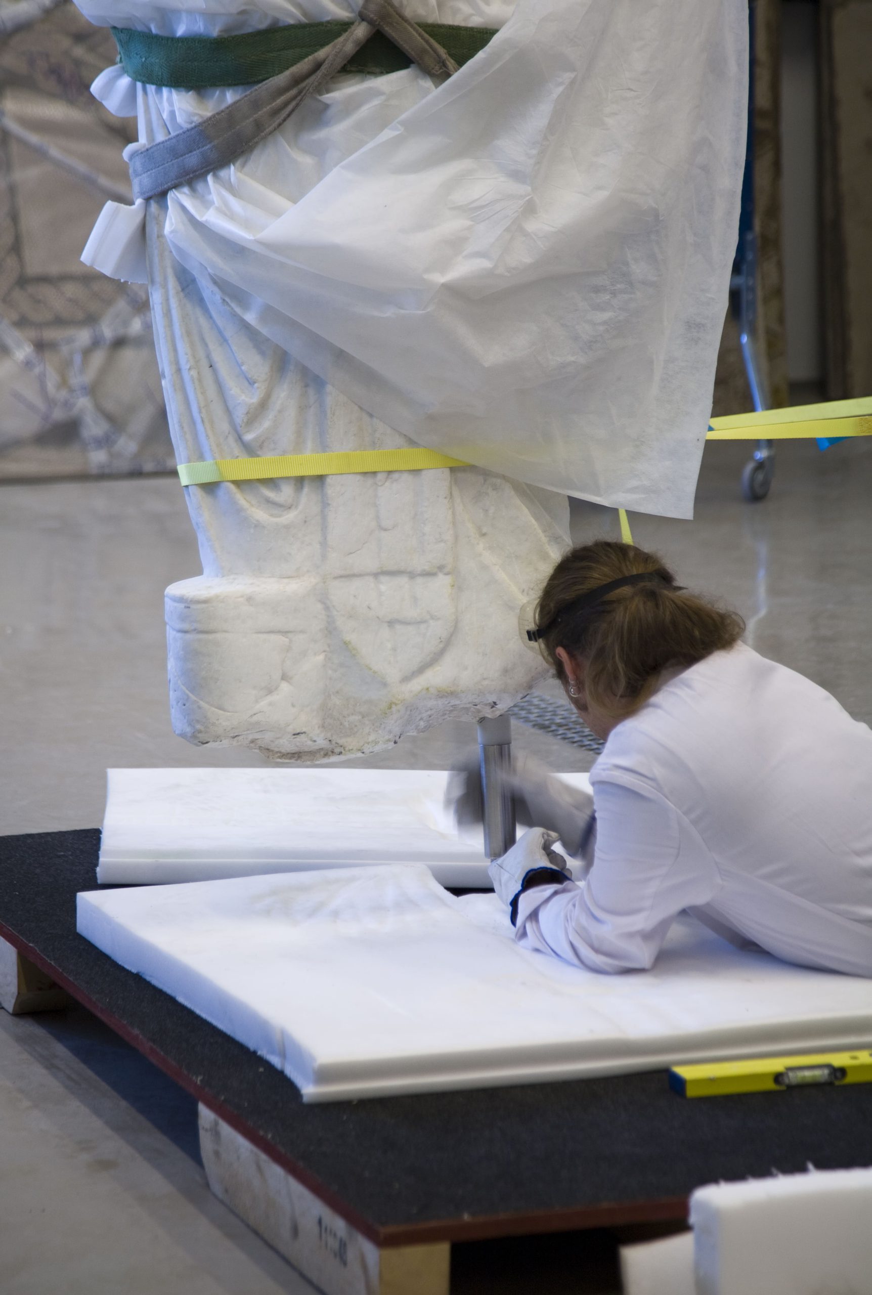 Técnico museográfico montando escultura sobre soporte