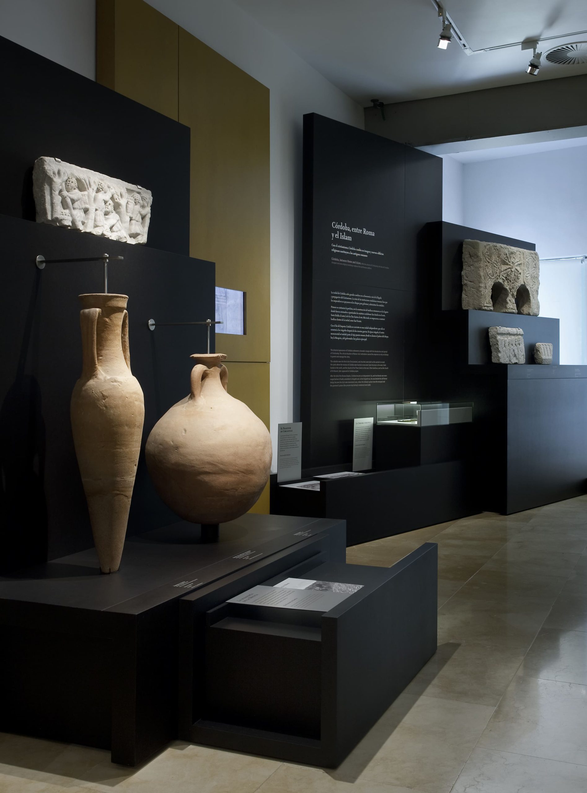 Vasijas y piedras talladas en sala de exposiciones