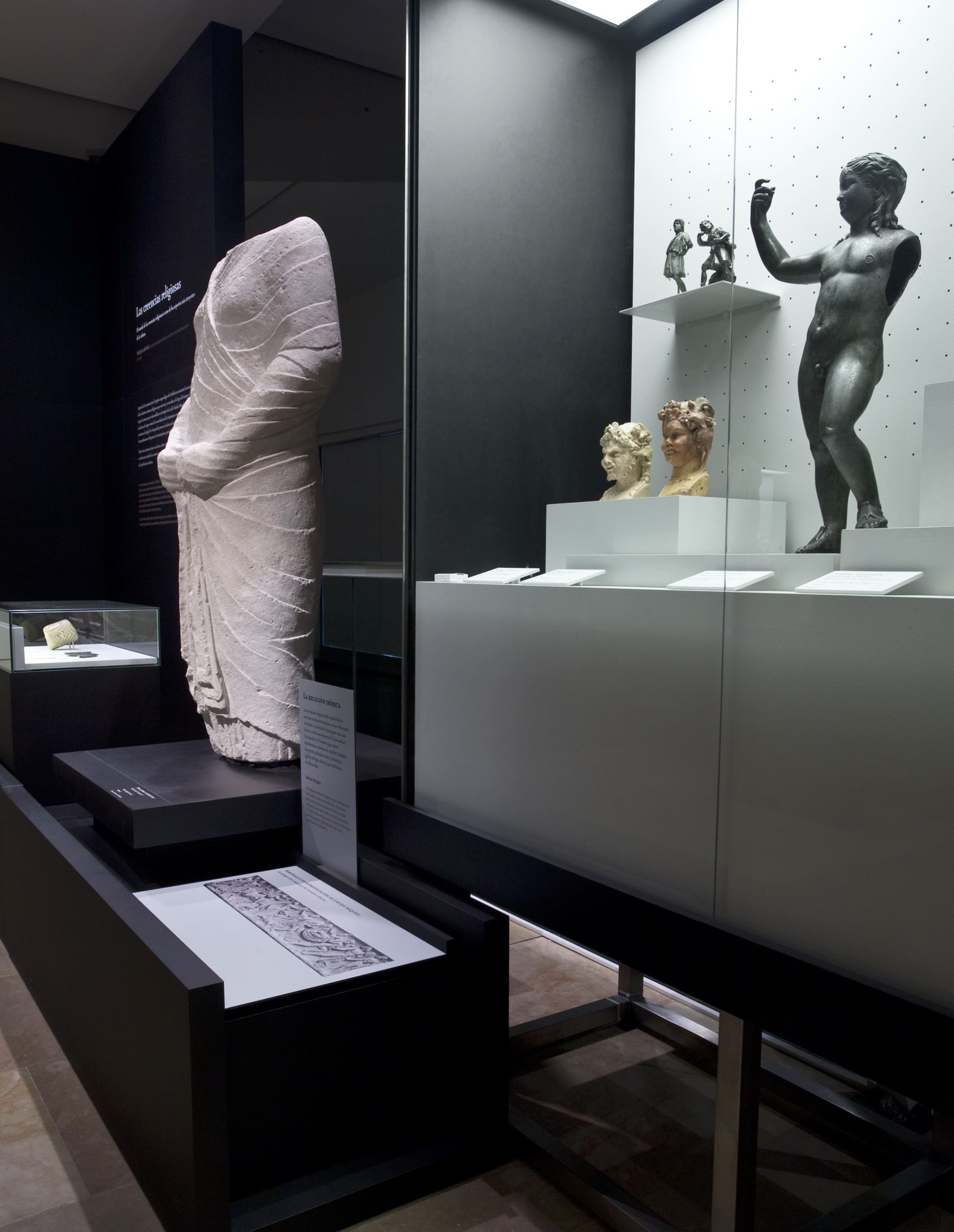 Vitrina expositora con esculturas en el Museo Arqueológico de Córdoba