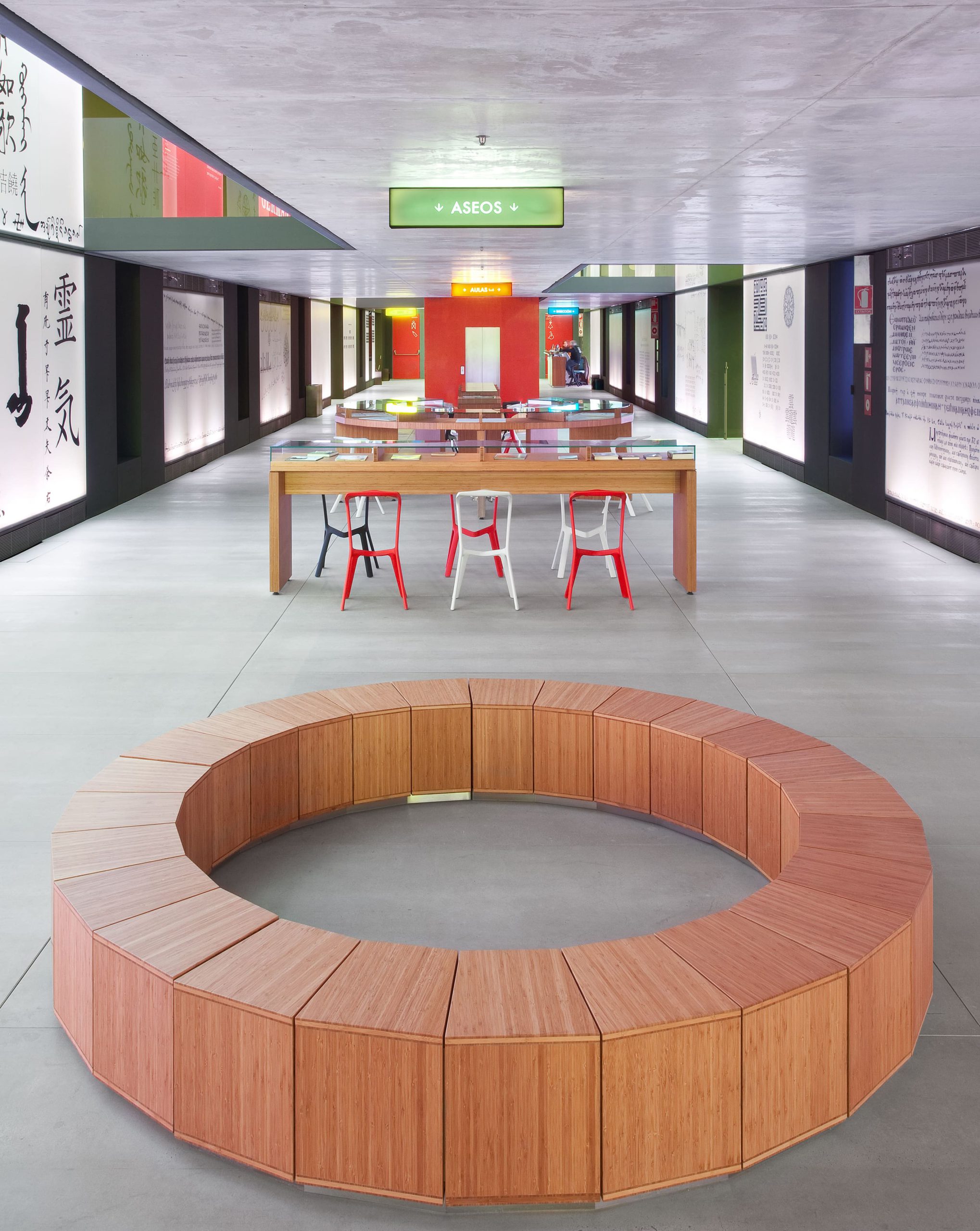 Vestíbulo, asiento y mesas con sillas Casa del Lector