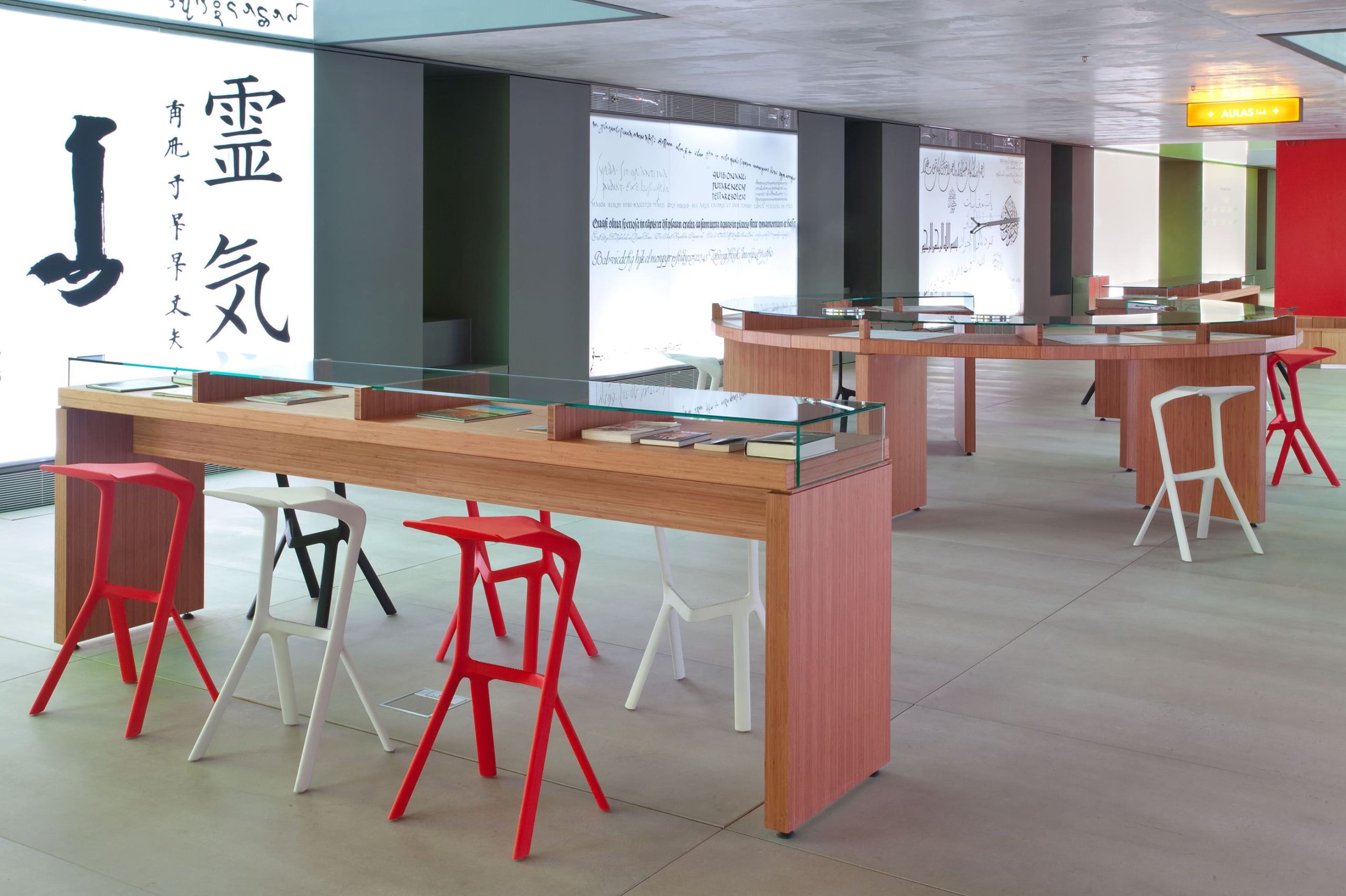 Mesas altas y taburetes en Casa del Lector