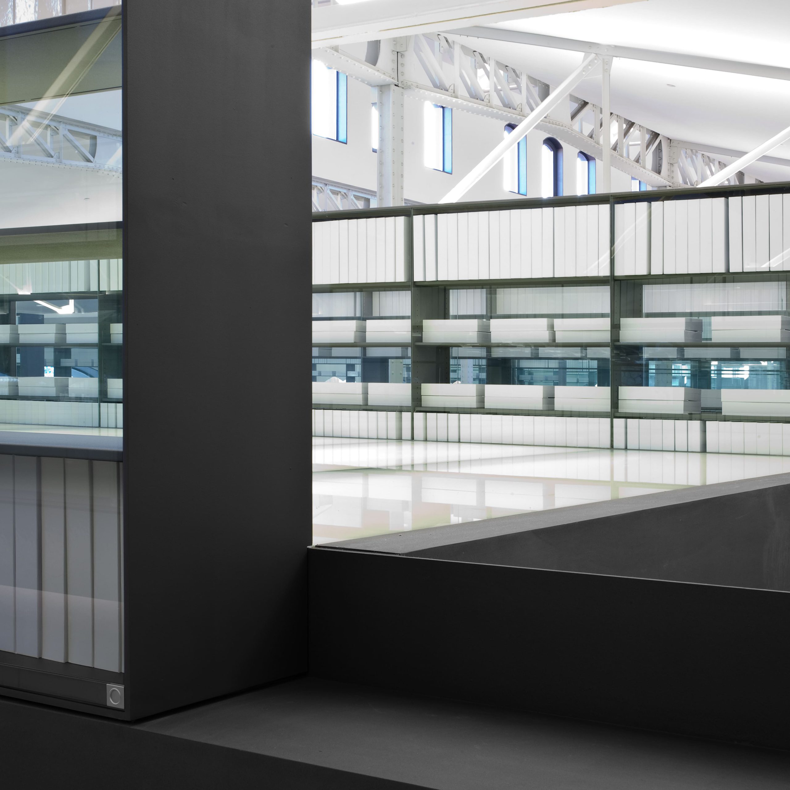 Interior de Casa del Lector en Matadero Madrid